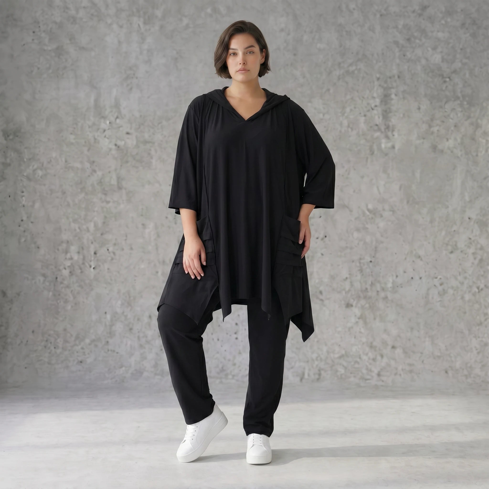 Schwarzes Kapuzenshirt in A-Form aus Travellerstoff mit Dreiviertelärmeln und Taschen