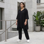 Schwarzes Kapuzenshirt in A-Form aus Travellerstoff mit Dreiviertelärmeln und Taschen