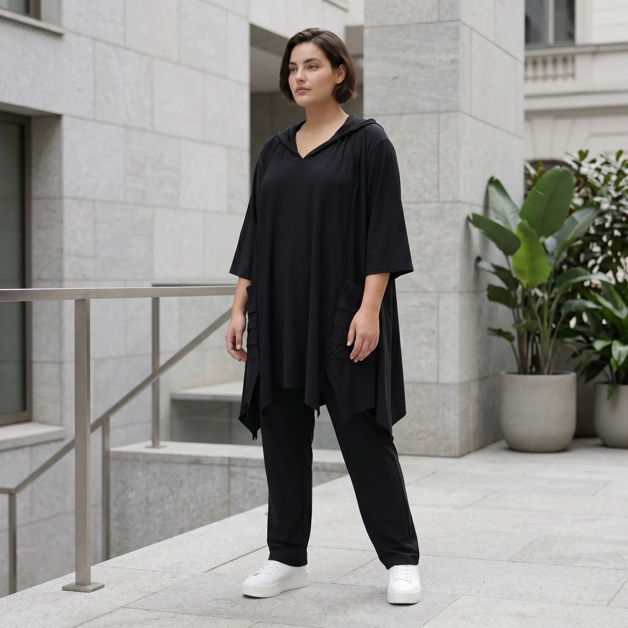 Schwarzes Kapuzenshirt in A-Form aus Travellerstoff mit Dreiviertelärmeln und Taschen