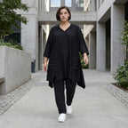 Schwarzes Kapuzenshirt in A-Form aus Travellerstoff mit Dreiviertelärmeln und Taschen
