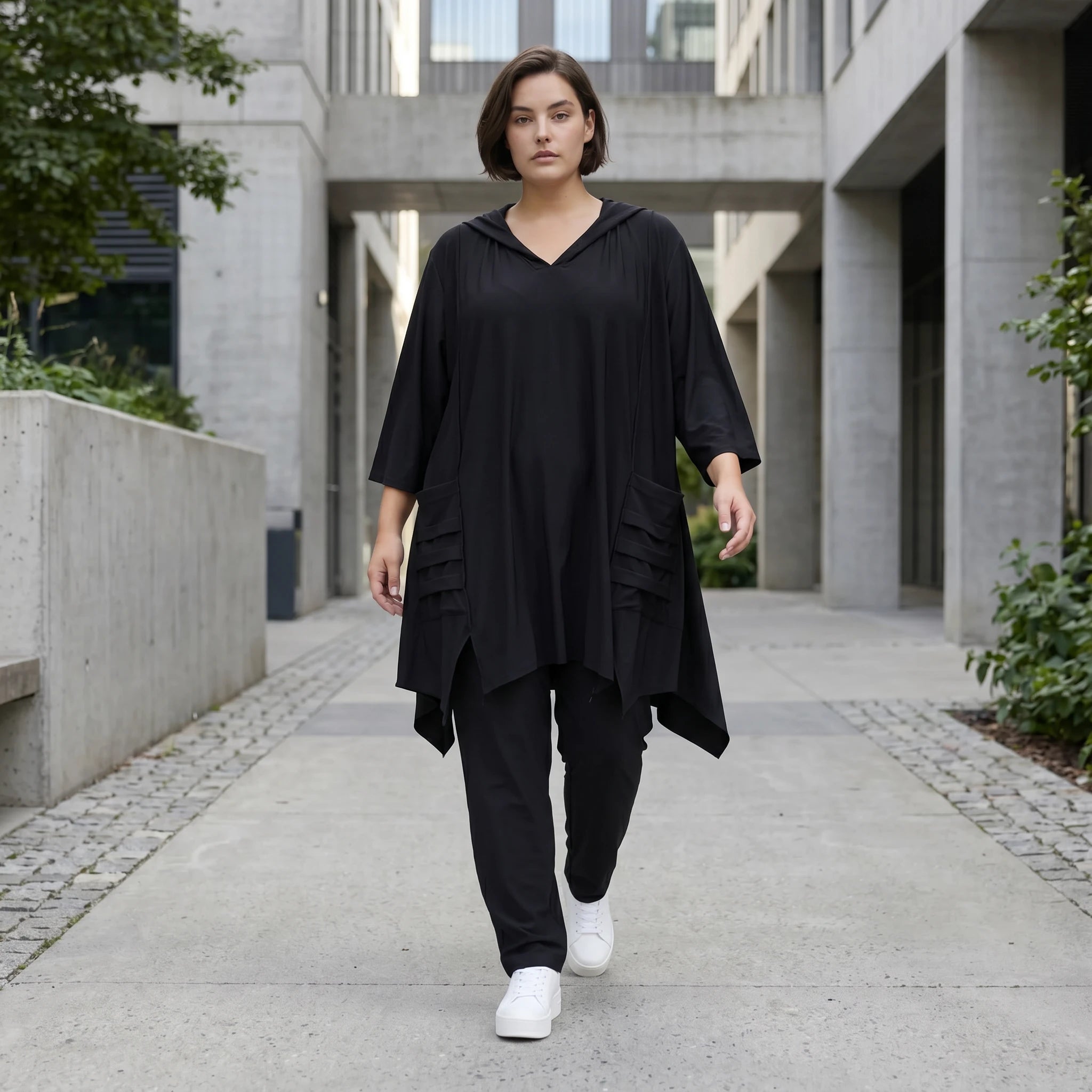 Schwarzes Kapuzenshirt in A-Form aus Travellerstoff mit Dreiviertelärmeln und Taschen