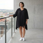 Schwarzes Kapuzenshirt in A-Form aus Travellerstoff mit Dreiviertelärmeln und Taschen