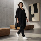 Schwarzes Kapuzenshirt in A-Form aus Travellerstoff mit Dreiviertelärmeln und Taschen