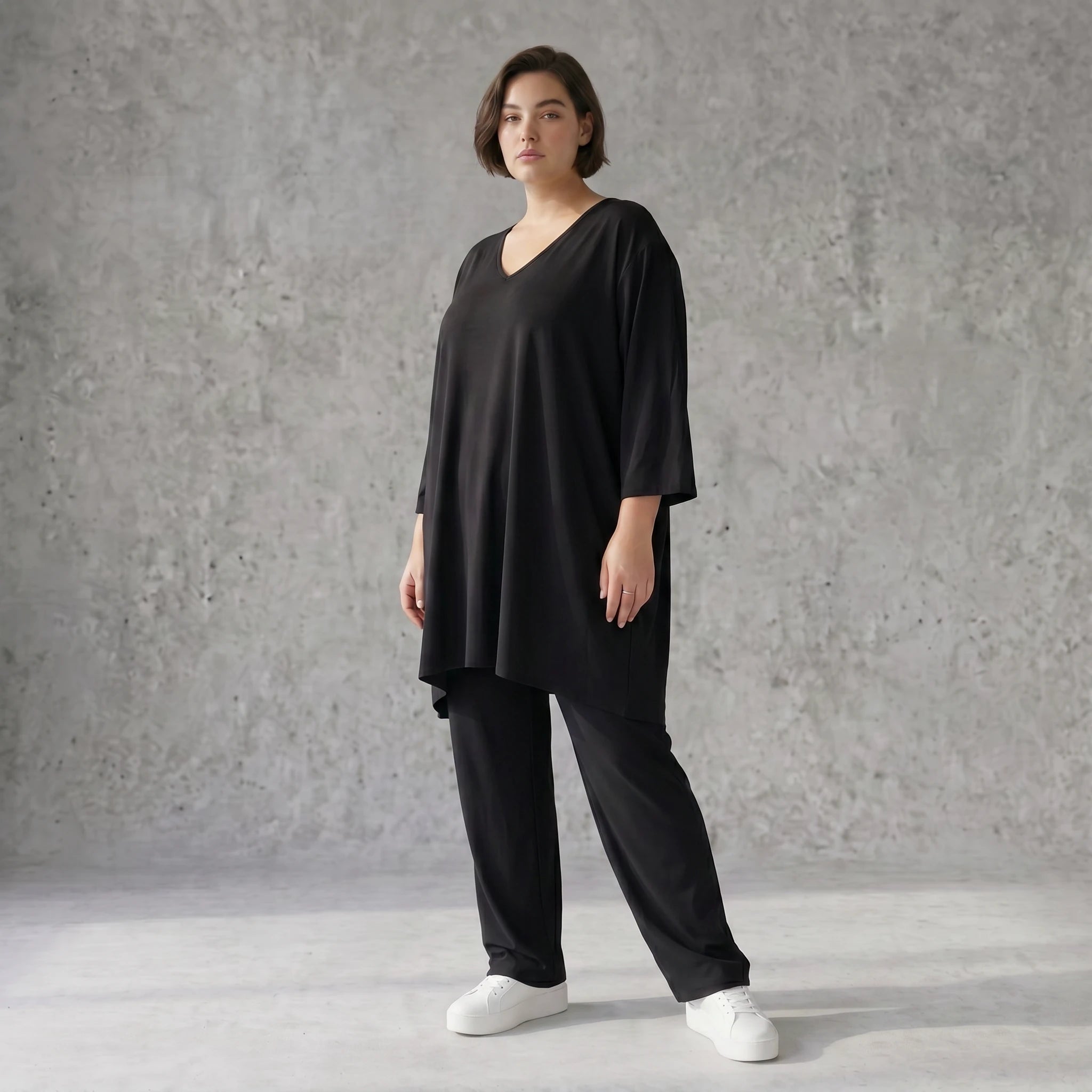 Schwarze Karottenhose aus Ultrastretch mit Reißverschlusstasche in schlanker Passform