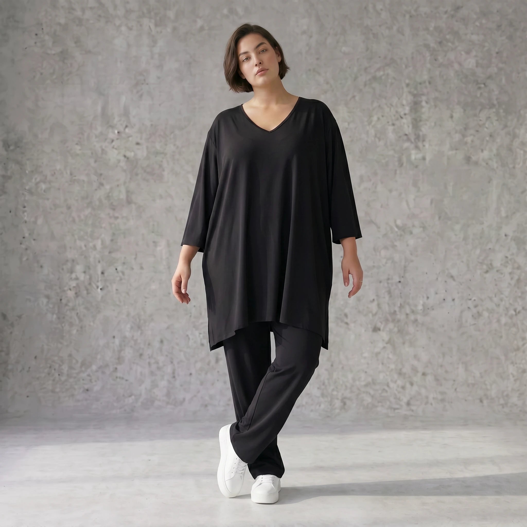 Schwarze Karottenhose aus Ultrastretch mit Reißverschlusstasche in schlanker Passform