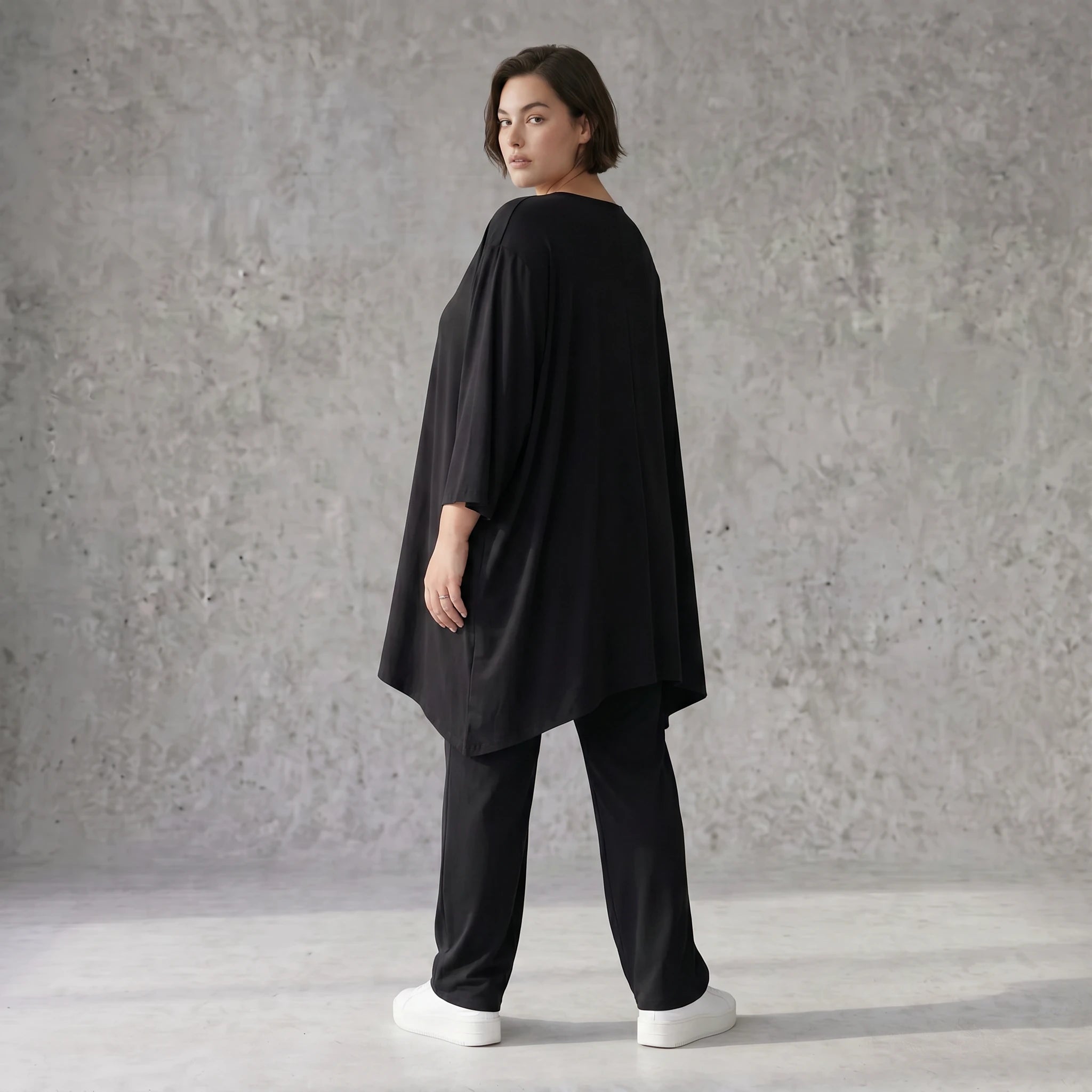 Schwarze Karottenhose aus Ultrastretch mit Reißverschlusstasche in schlanker Passform
