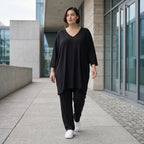 Schwarze Karottenhose aus Ultrastretch mit Reißverschlusstasche in schlanker Passform