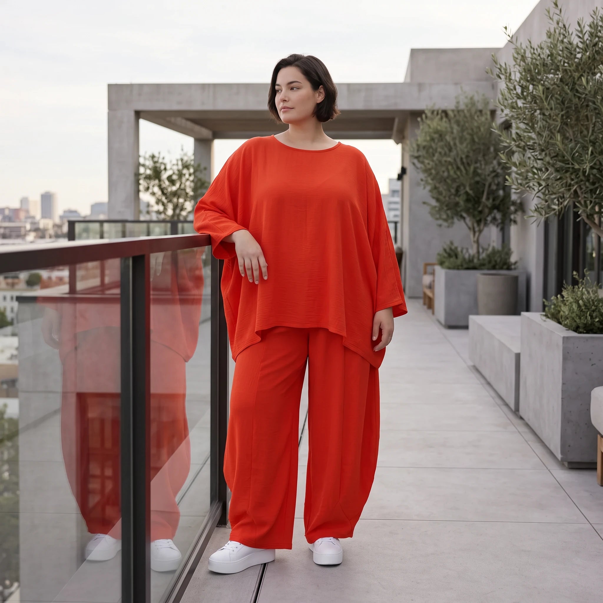 Legeres Oversize Shirt in Hellrot mit Leinenfeeling fuer sommerlichen Lagenlook zeitlos