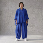 Royalblaue Oversizebluse in Leinenoptik sommerlich luftig leger zeitlos mit Hemdkragen