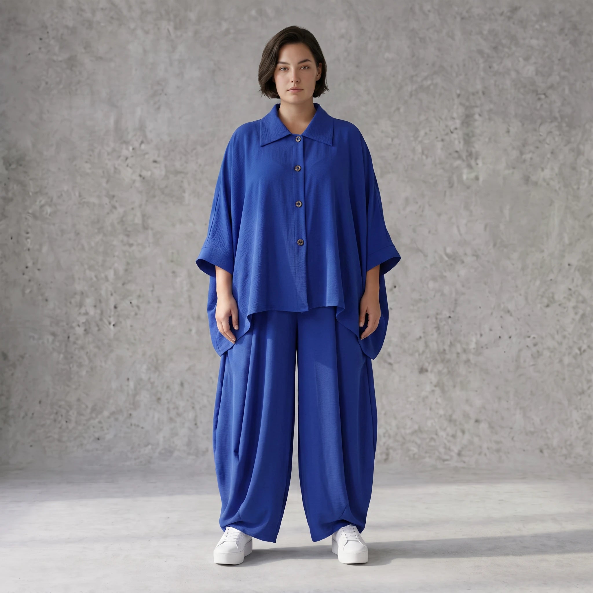 Royalblaue Oversizebluse in Leinenoptik sommerlich luftig leger zeitlos mit Hemdkragen