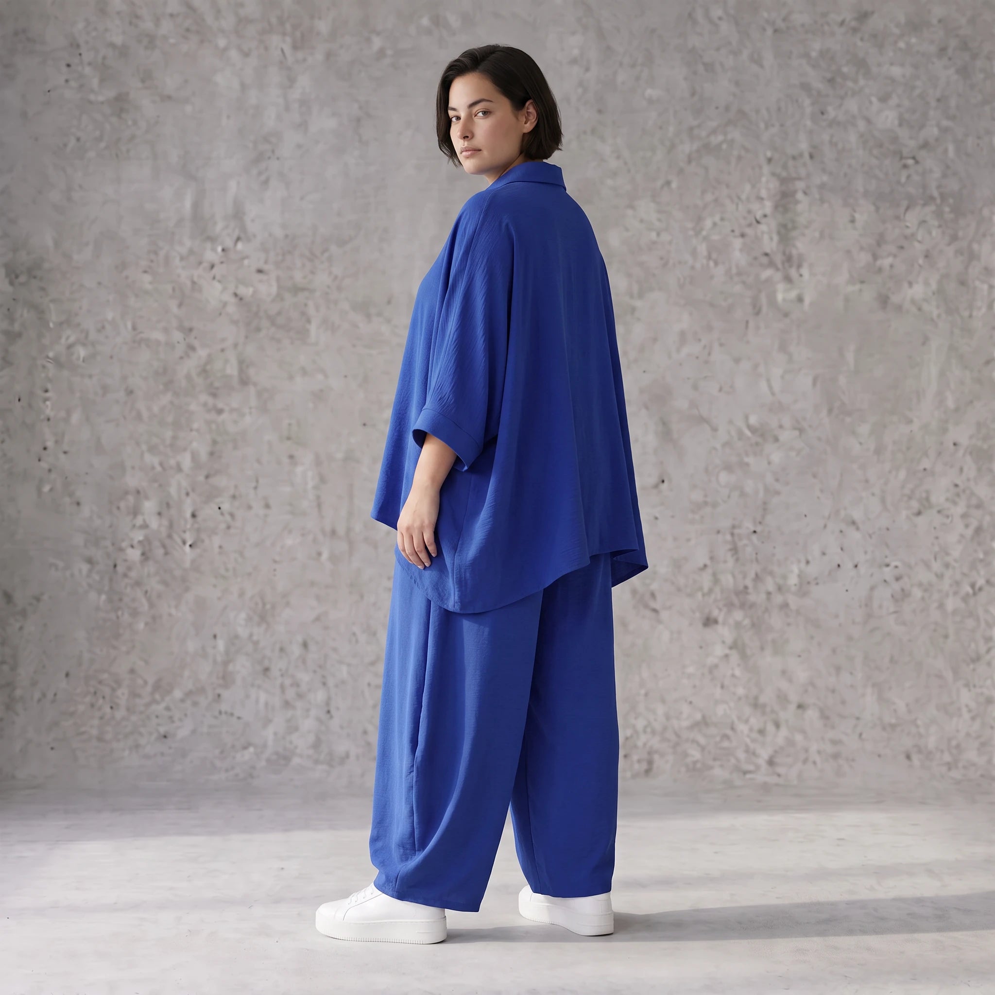 Royalblaue Oversizebluse in Leinenoptik sommerlich luftig leger zeitlos mit Hemdkragen