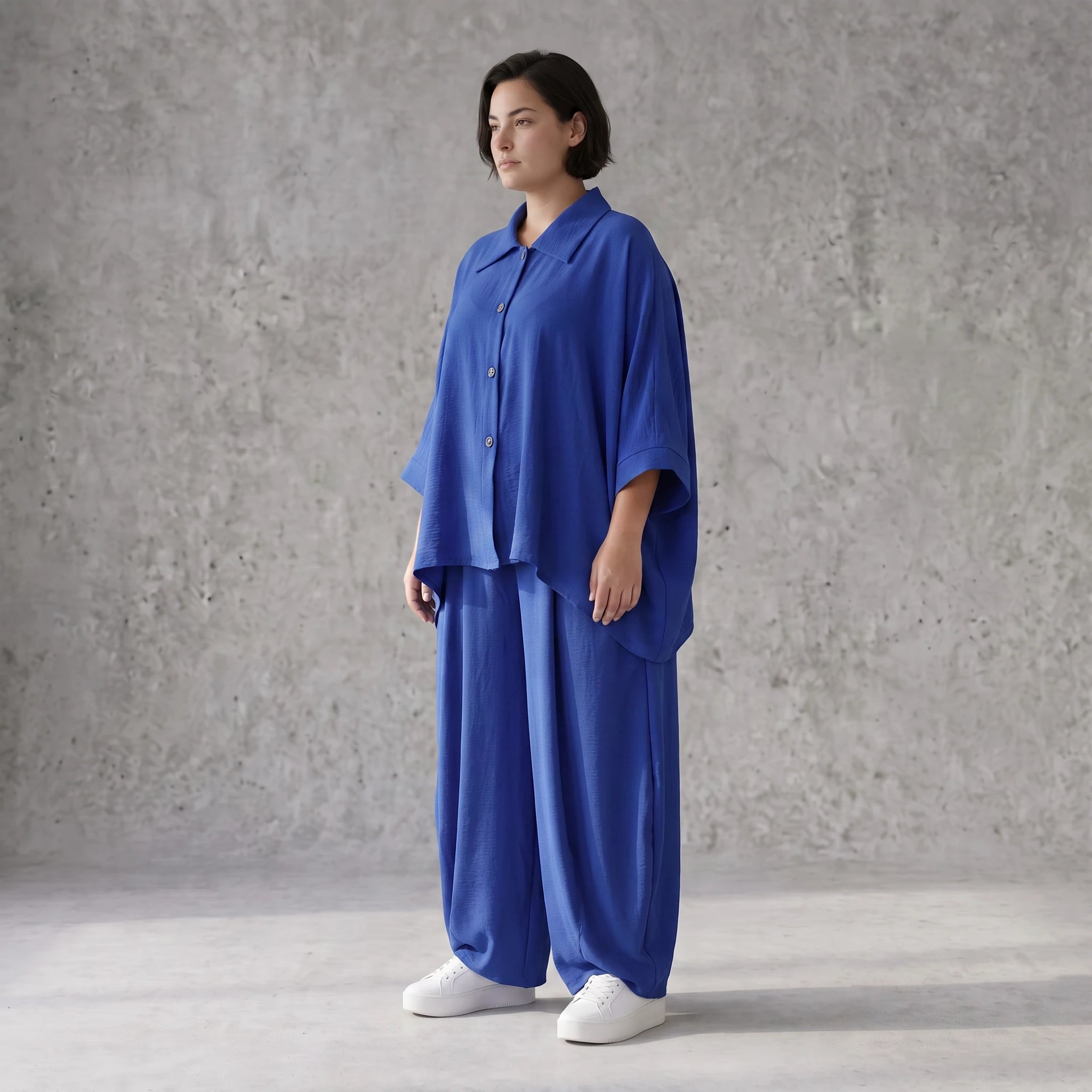Royalblaue Oversizebluse in Leinenoptik sommerlich luftig leger zeitlos mit Hemdkragen
