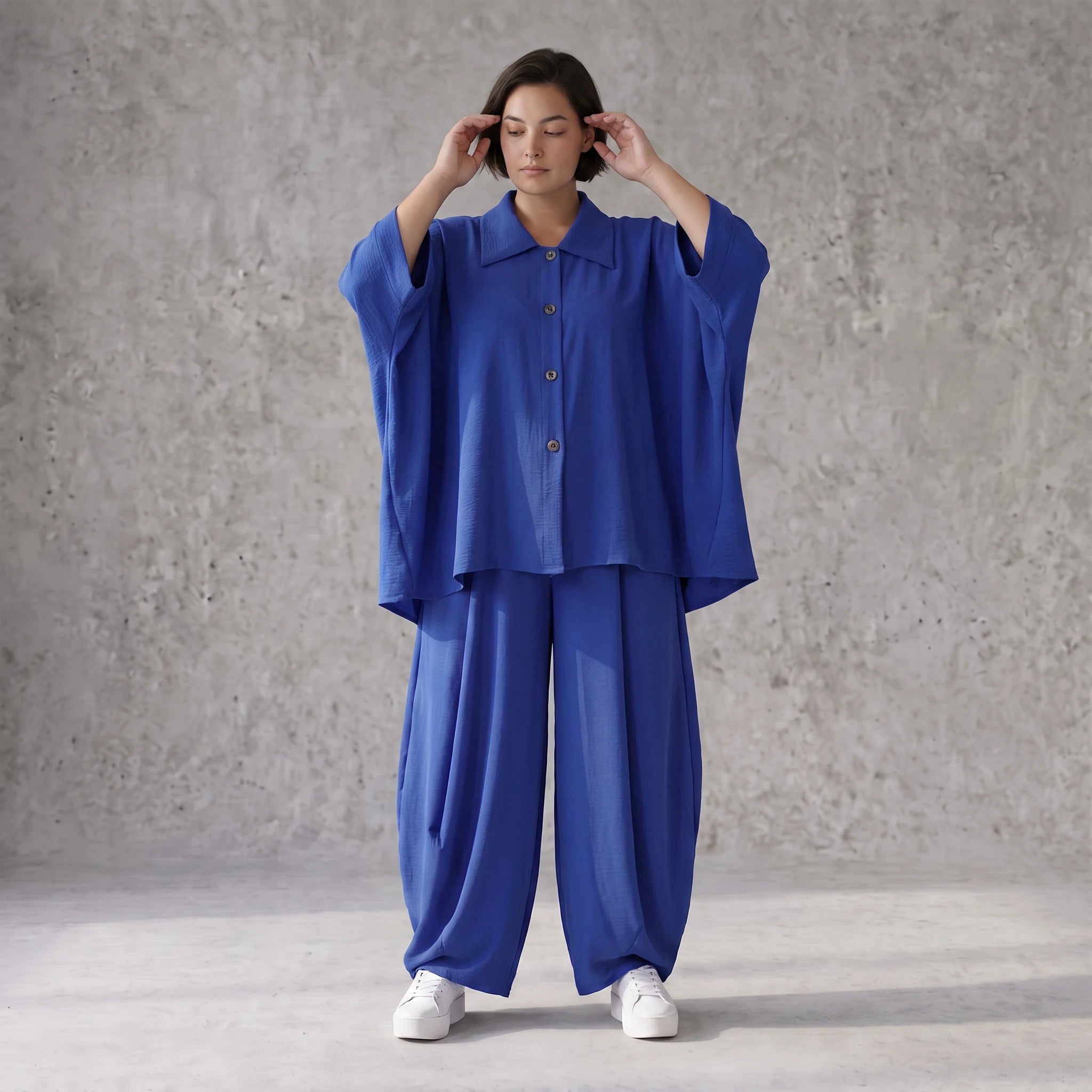 Royalblaue Oversizebluse in Leinenoptik sommerlich luftig leger zeitlos mit Hemdkragen