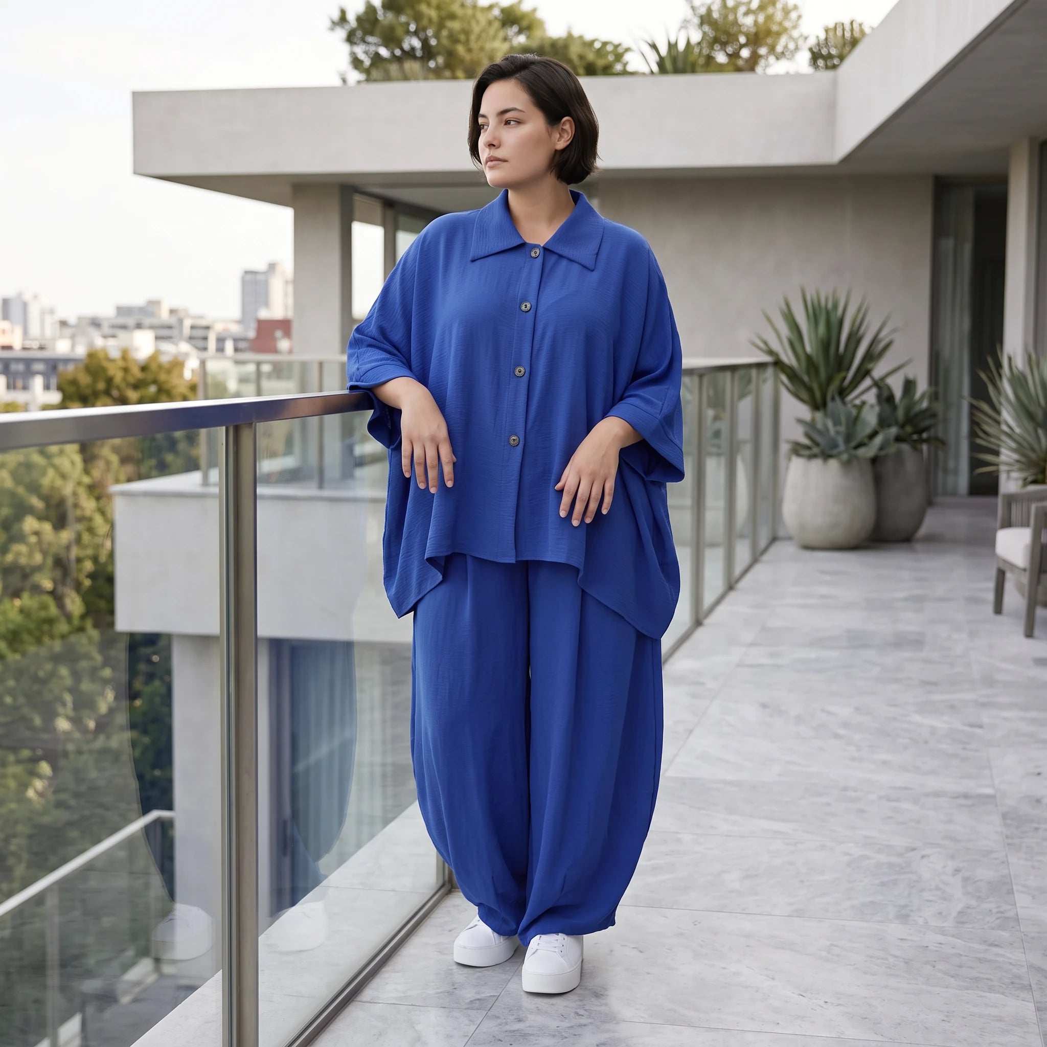 Royalblaue Oversizebluse in Leinenoptik sommerlich luftig leger zeitlos mit Hemdkragen