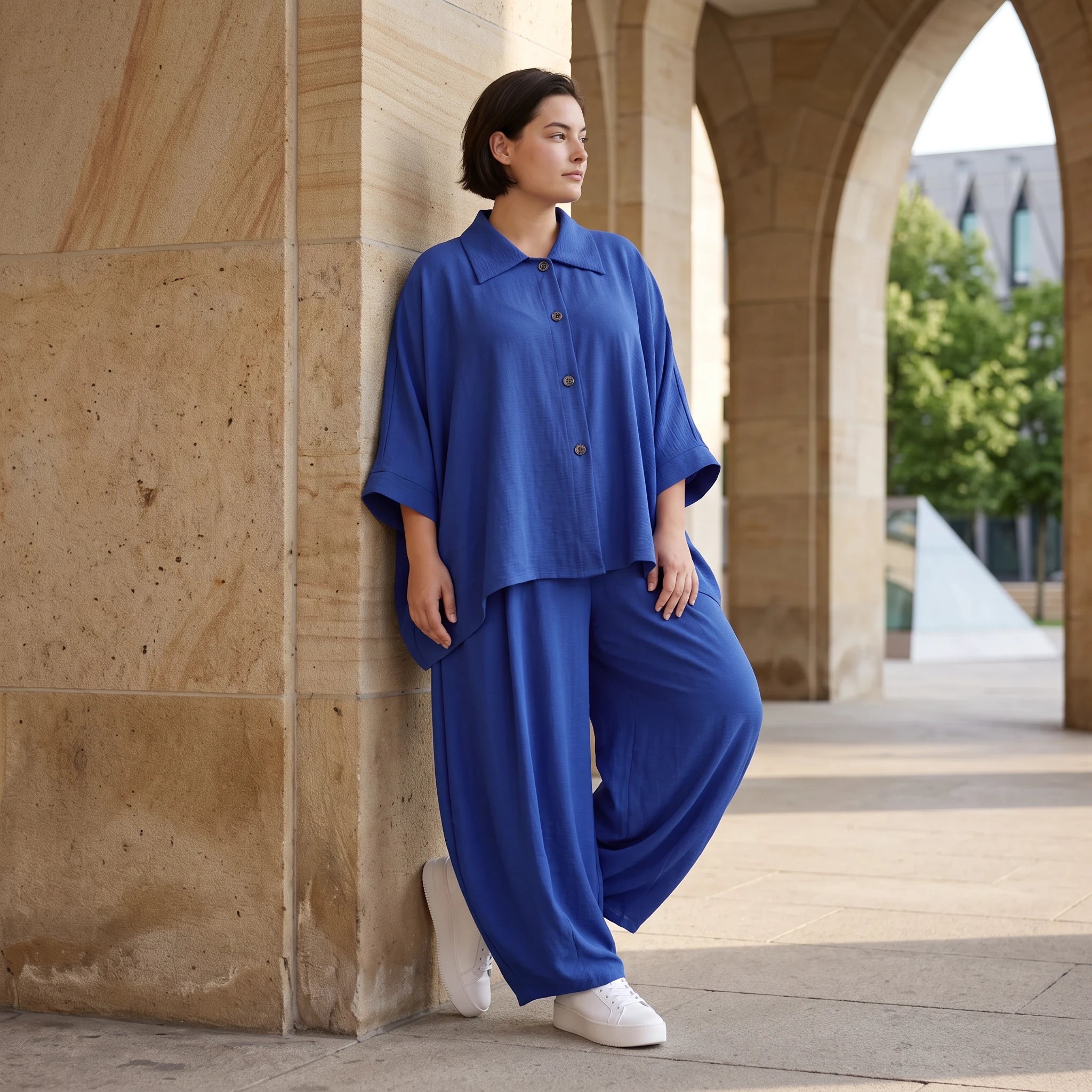 Royalblaue Oversizebluse in Leinenoptik sommerlich luftig leger zeitlos mit Hemdkragen