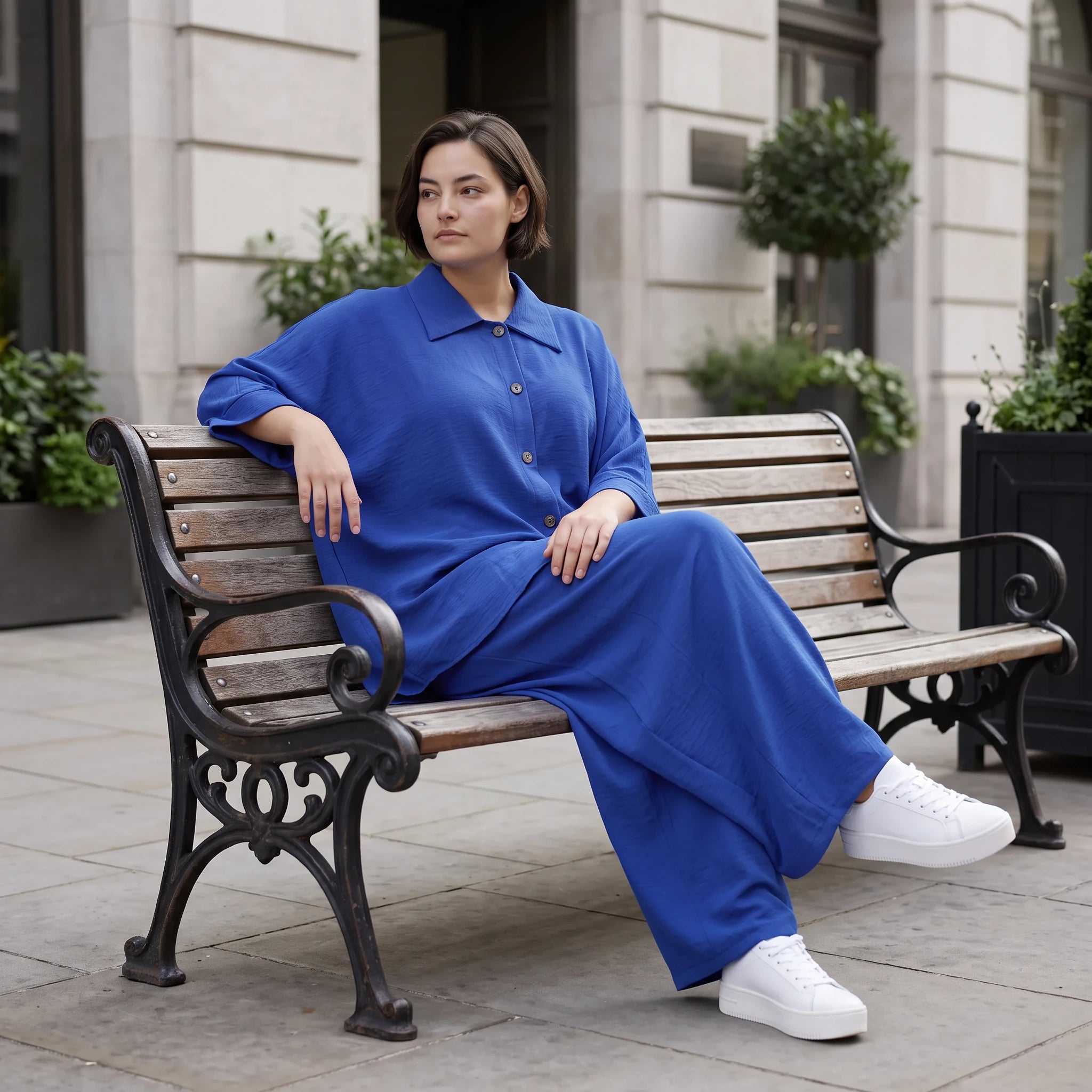 Royalblaue Oversizebluse in Leinenoptik sommerlich luftig leger zeitlos mit Hemdkragen