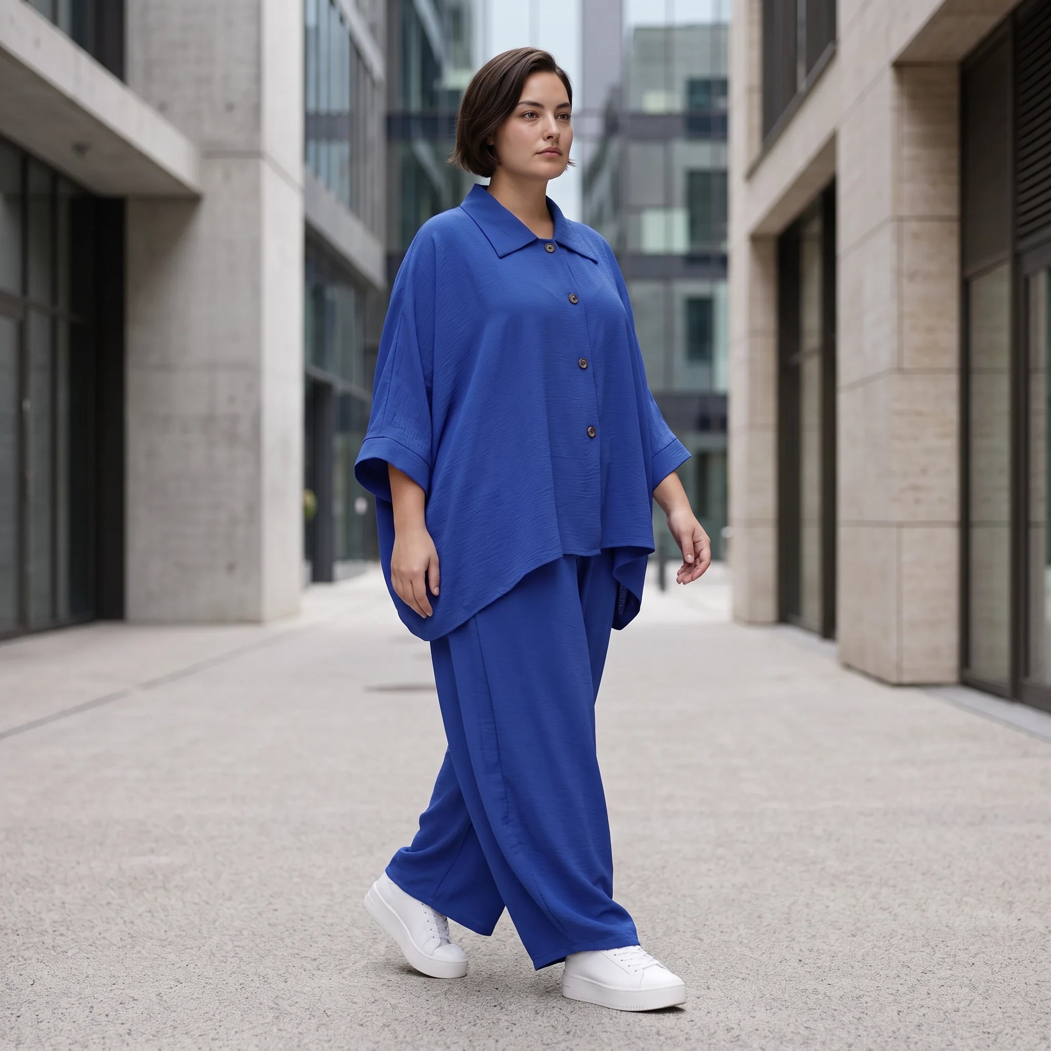 Royalblaue Oversizebluse in Leinenoptik sommerlich luftig leger zeitlos mit Hemdkragen