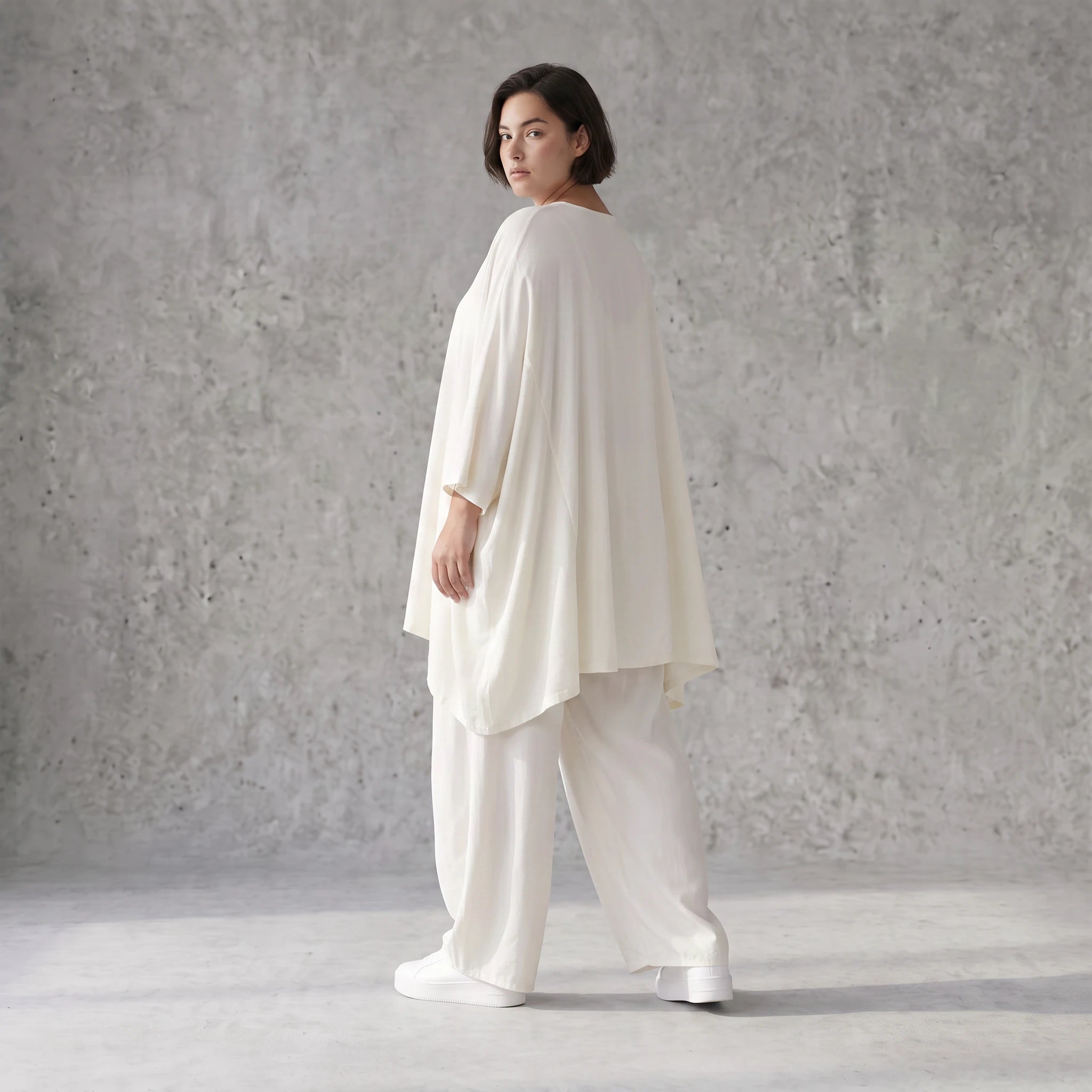 Zeitloses Creme Leinenlookshirt im legeren Oversize Lagenlook mit V-Ausschnitt und A-Linie