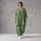 Khaki Leinenlook Shirt im legeren locker Oversize Lagenlook mit Biesen und V-Ausschnitt