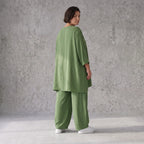 Khaki Leinenlook Shirt im legeren locker Oversize Lagenlook mit Biesen und V-Ausschnitt