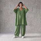 Khaki Leinenlook Shirt im legeren locker Oversize Lagenlook mit Biesen und V-Ausschnitt