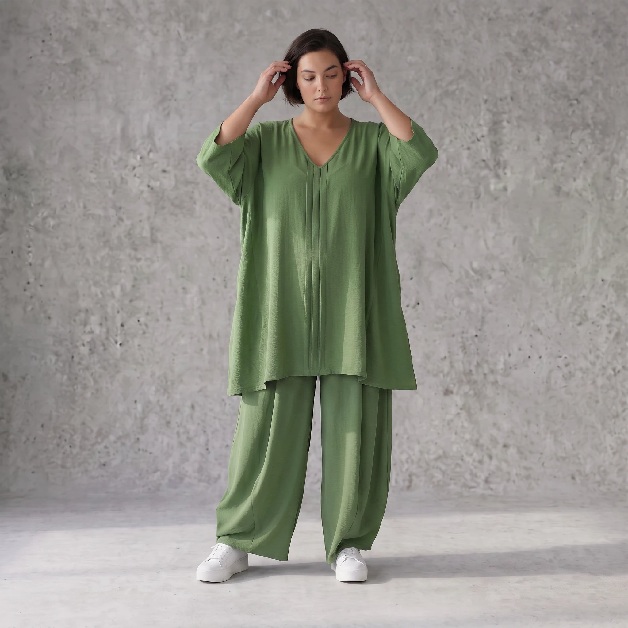 Khaki Leinenlook Shirt im legeren locker Oversize Lagenlook mit Biesen und V-Ausschnitt