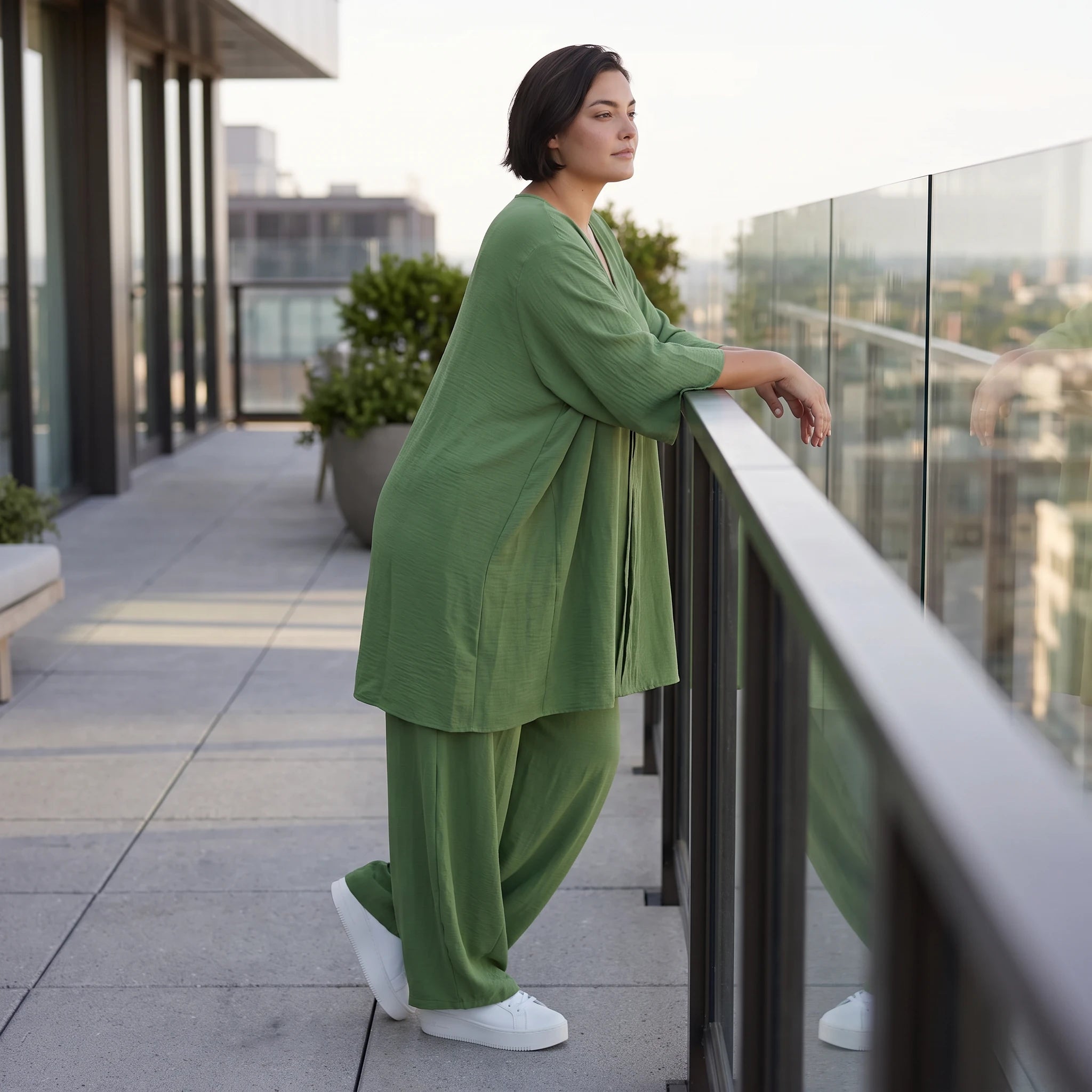 Khaki Leinenlook Shirt im legeren locker Oversize Lagenlook mit Biesen und V-Ausschnitt