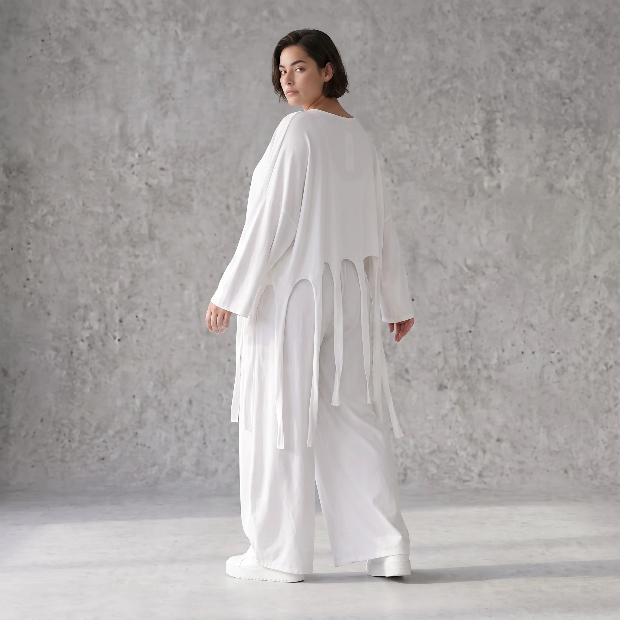 Weißer Oversize Überwurf im Lagenlook leger zeitlos luftig mit Fransen Crashoptik leicht