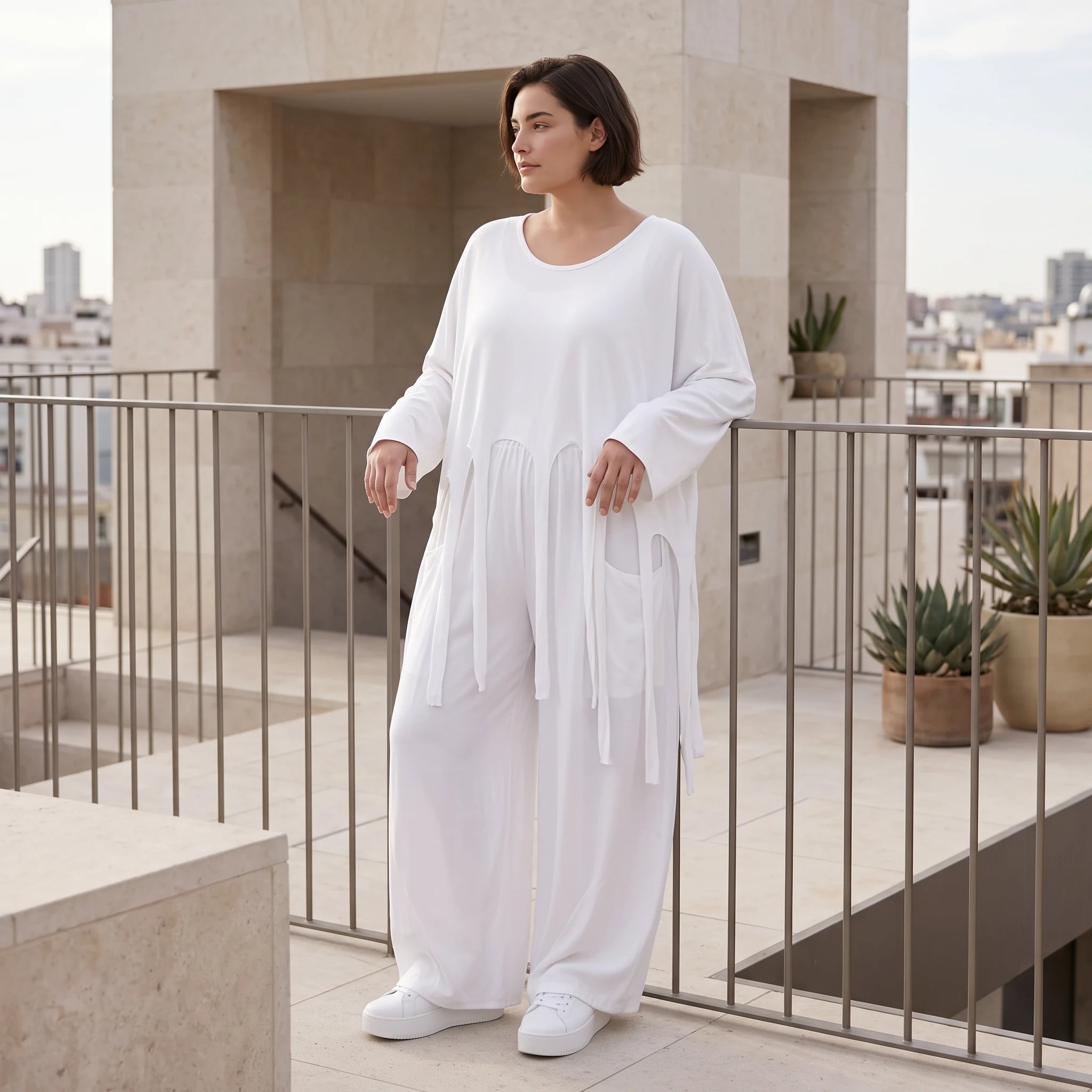 Weißer Oversize Überwurf im Lagenlook leger zeitlos luftig mit Fransen Crashoptik leicht
