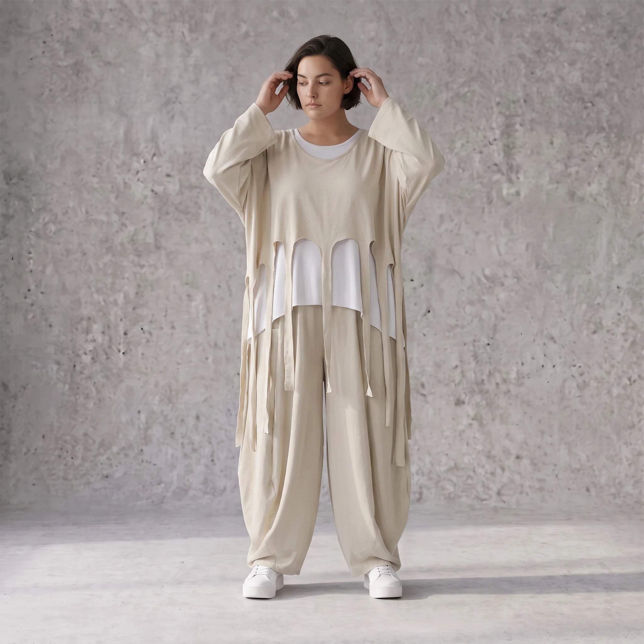 Beige Leinenlook Überwurf im legeren Oversize Lagenlook mit feiner Crashstruktur zeitlos