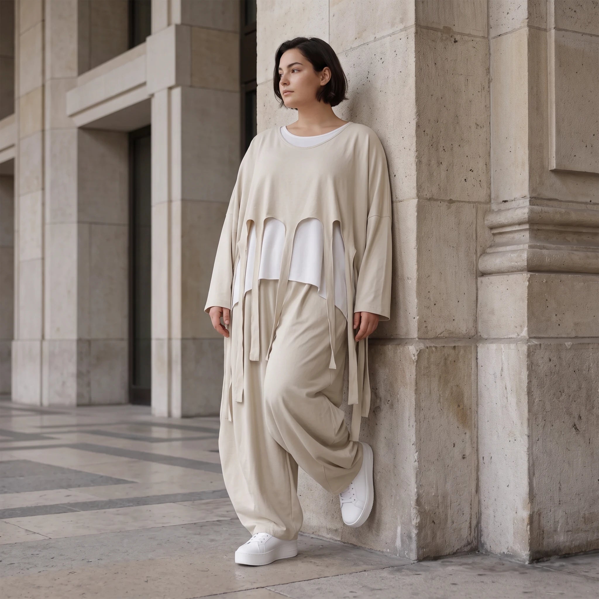 Beige Leinenlook Überwurf im legeren Oversize Lagenlook mit feiner Crashstruktur zeitlos