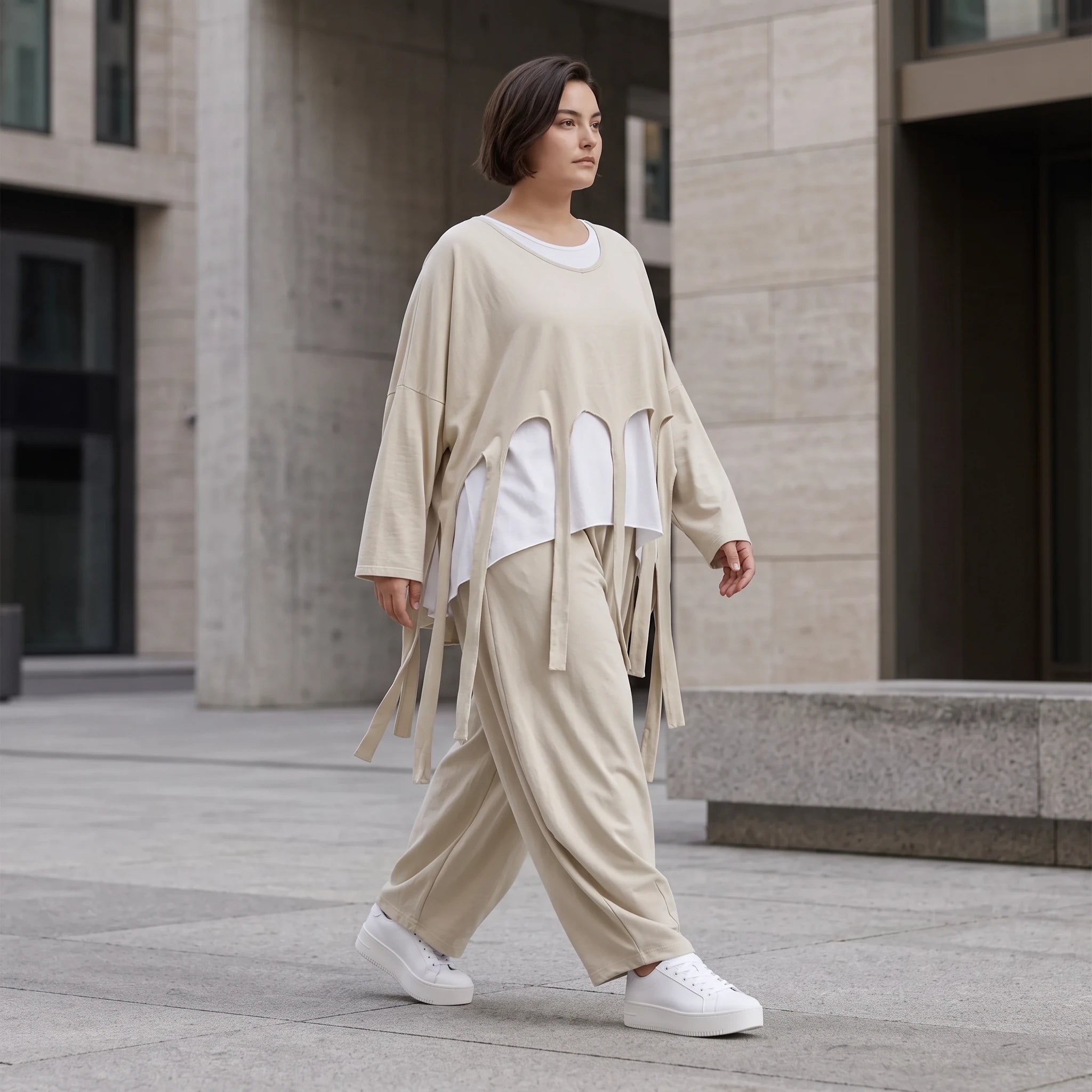 Beige Leinenlook Überwurf im legeren Oversize Lagenlook mit feiner Crashstruktur zeitlos