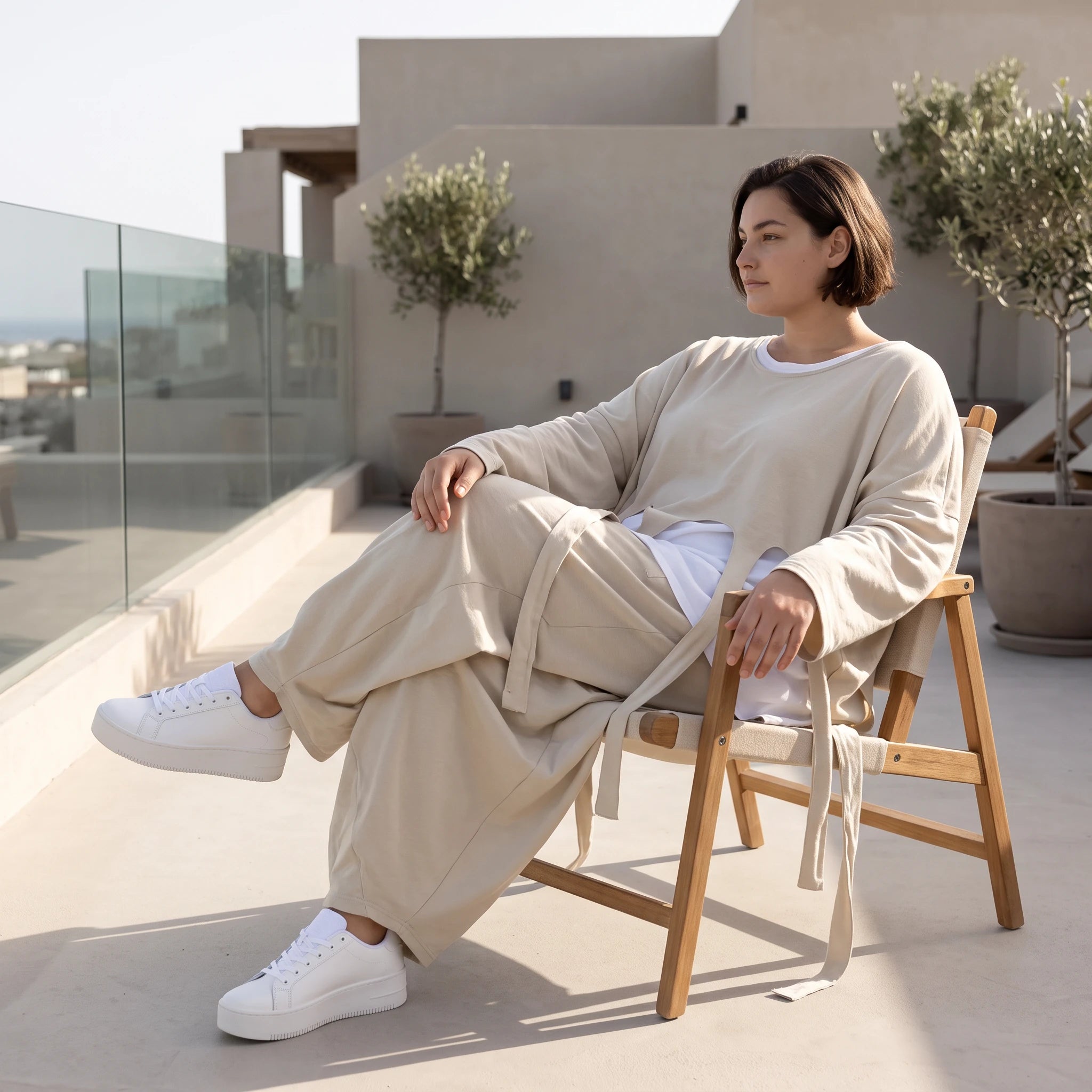 Beige Leinenlook Überwurf im legeren Oversize Lagenlook mit feiner Crashstruktur zeitlos
