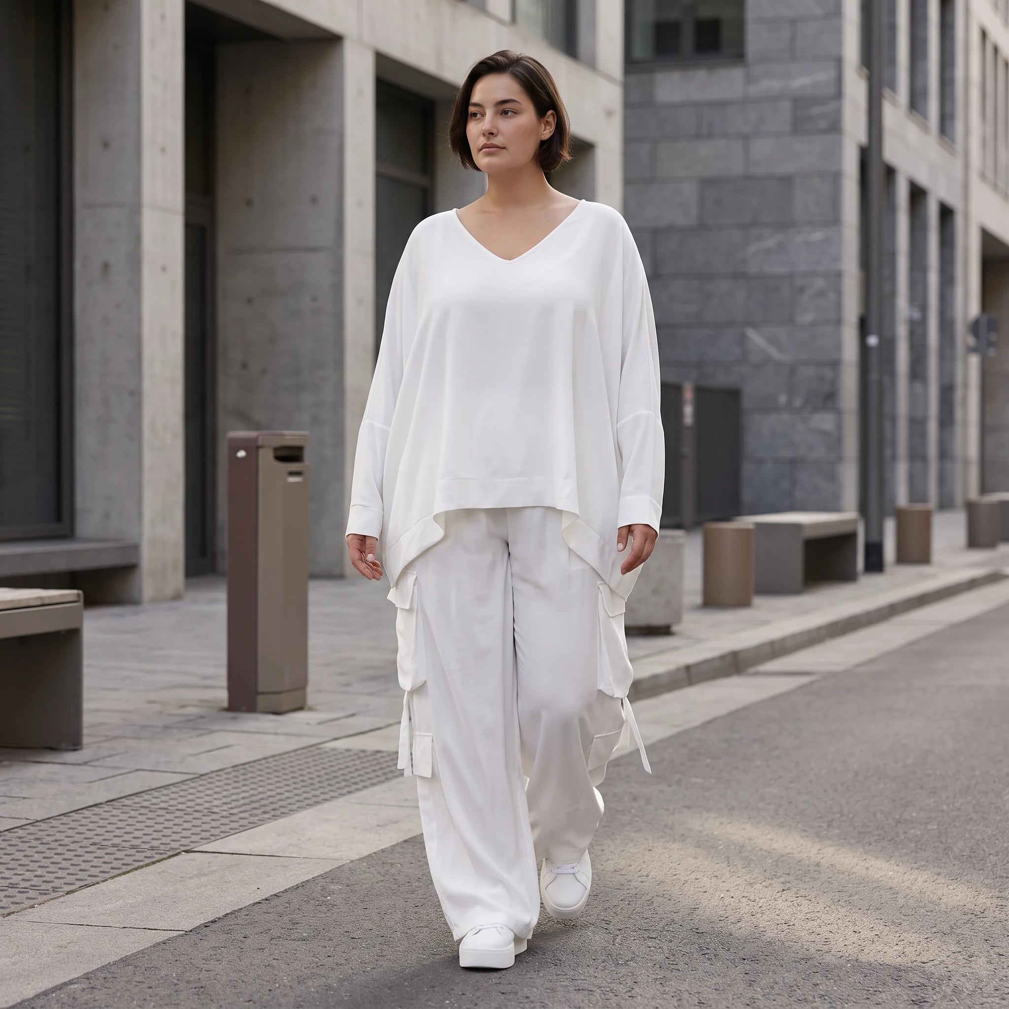 Zeitlos ausgefallene Oversize Ballonhose in Weiß entspannt Lagenlook luftig sommerleicht