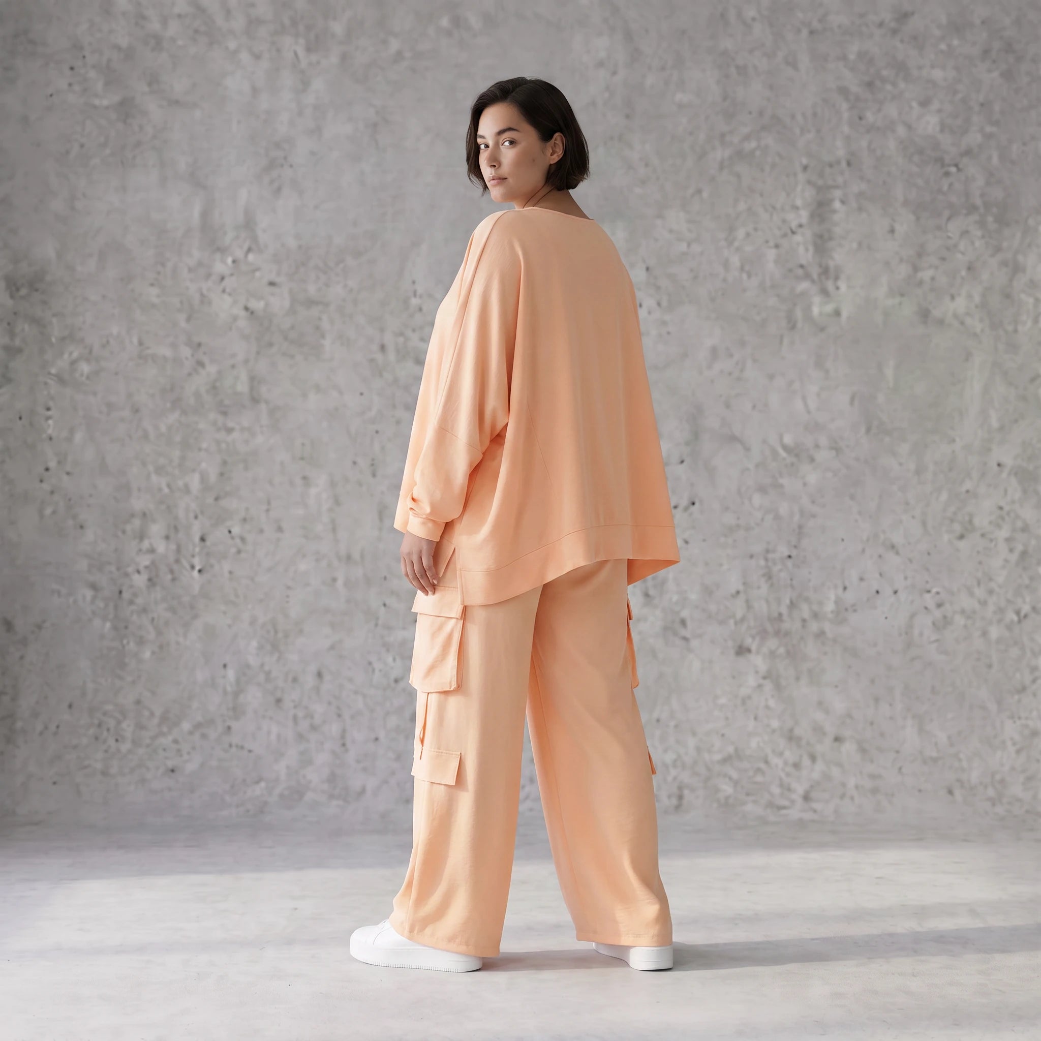 Legere Oversize Ballonhose in fliessendem Mauve mit Lagenlook und Fransen Details Trend