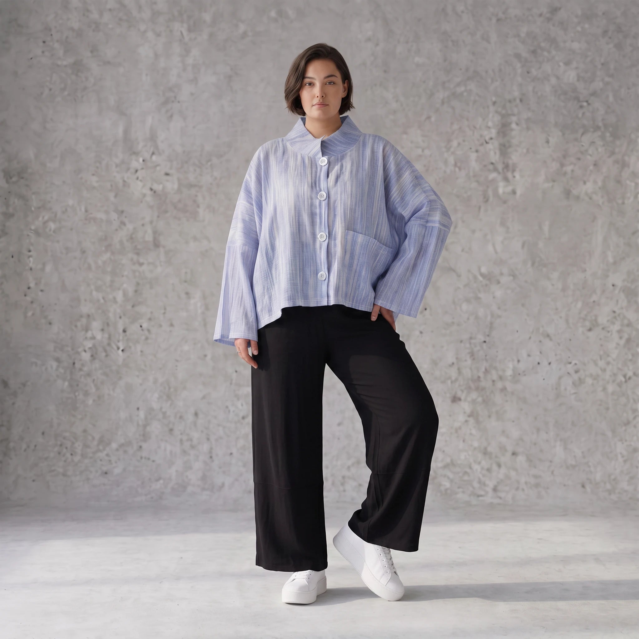 Leichte sommerliche Oversize Jacke in Jeansblau Weiß mit Crash Look für zeitlosen Lagenlook