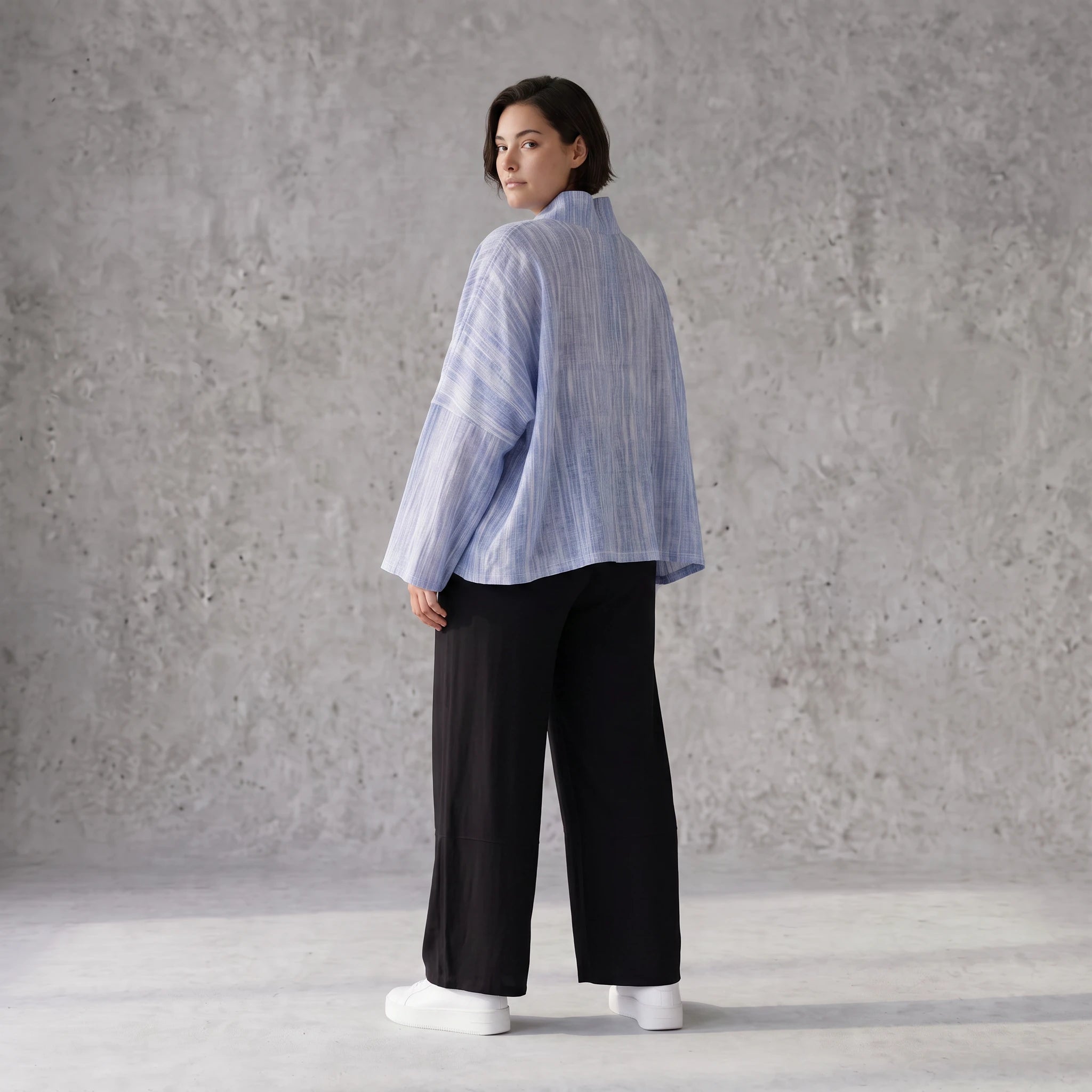 Leichte sommerliche Oversize Jacke in Jeansblau Weiß mit Crash Look für zeitlosen Lagenlook