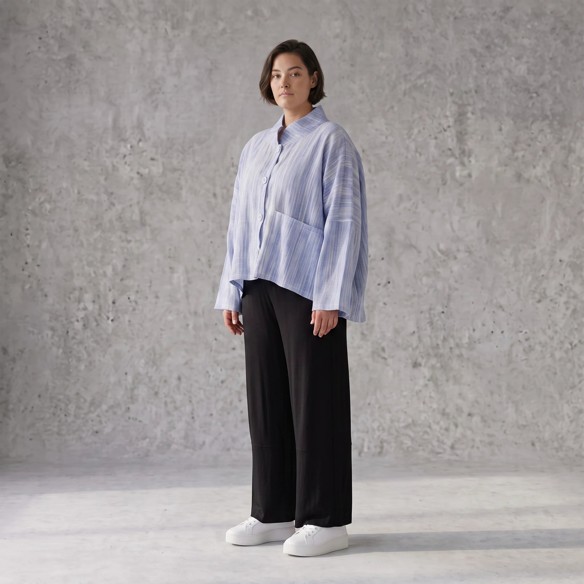 Leichte sommerliche Oversize Jacke in Jeansblau Weiß mit Crash Look für zeitlosen Lagenlook