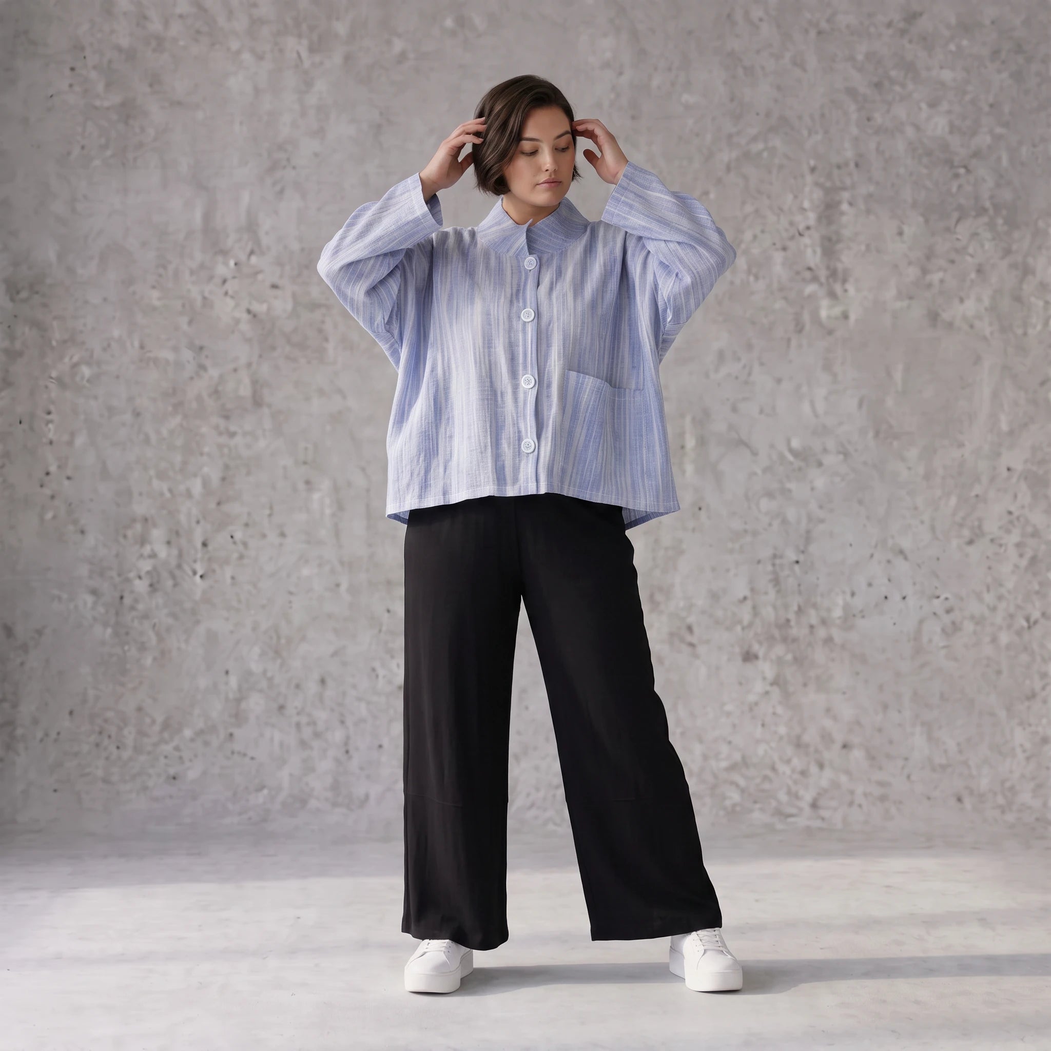 Leichte sommerliche Oversize Jacke in Jeansblau Weiß mit Crash Look für zeitlosen Lagenlook
