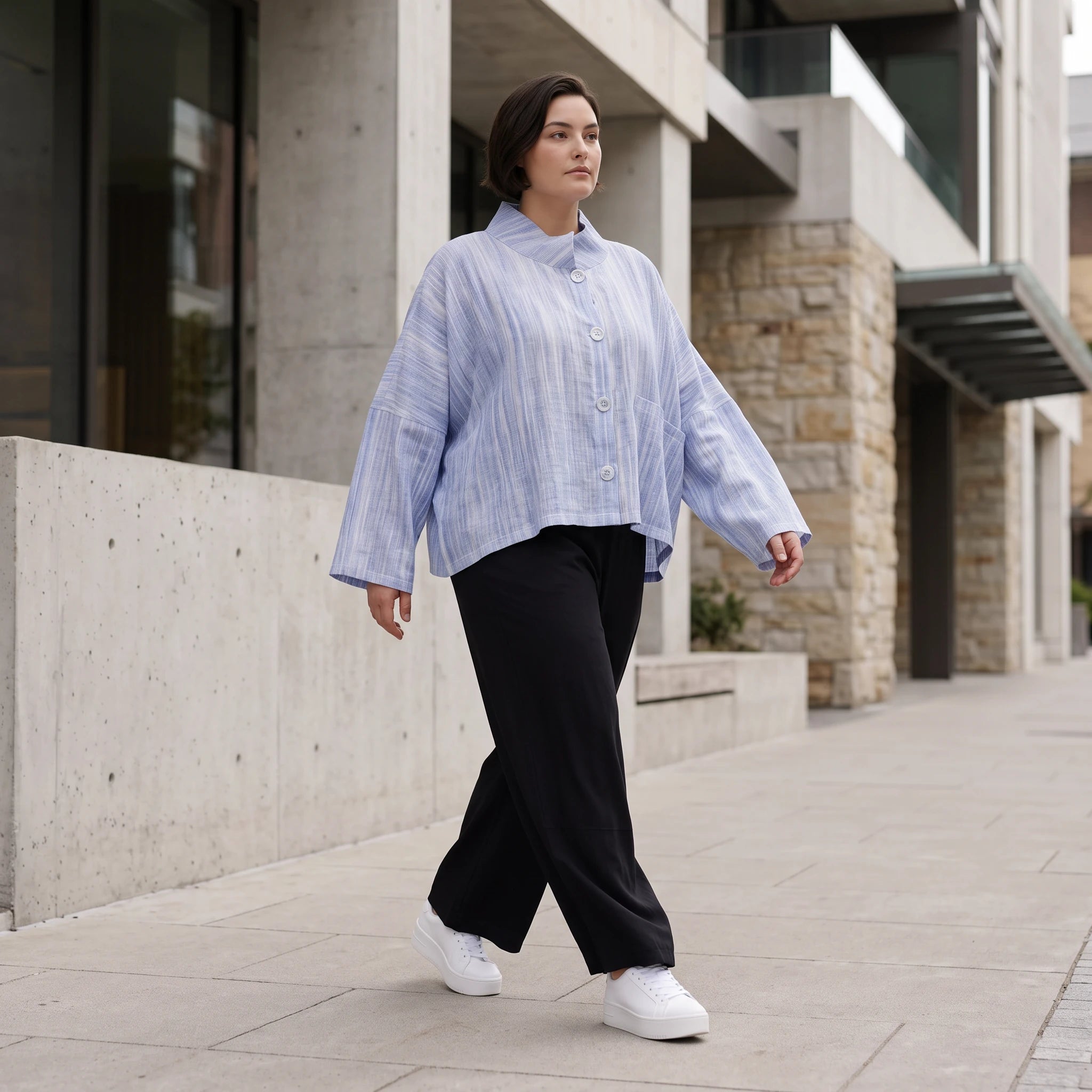 Leichte sommerliche Oversize Jacke in Jeansblau Weiß mit Crash Look für zeitlosen Lagenlook