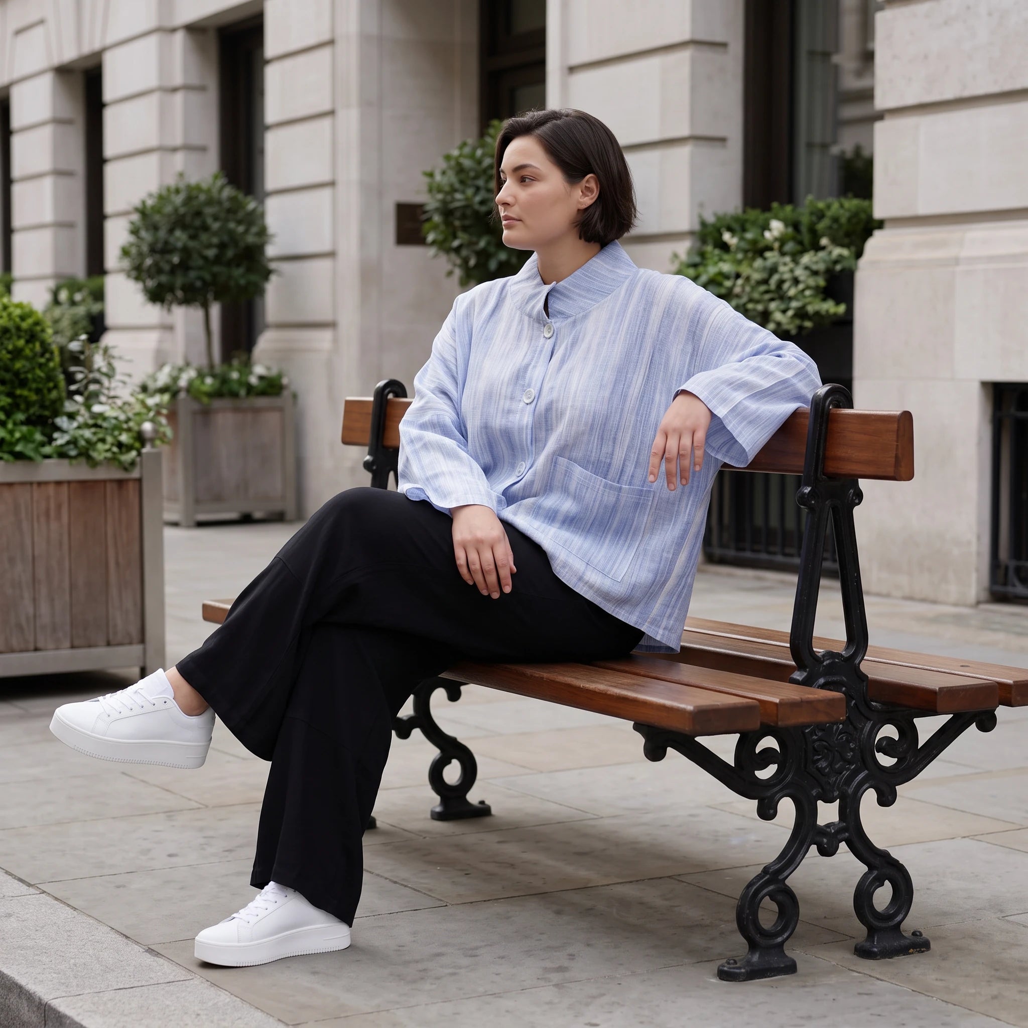 Leichte sommerliche Oversize Jacke in Jeansblau Weiß mit Crash Look für zeitlosen Lagenlook
