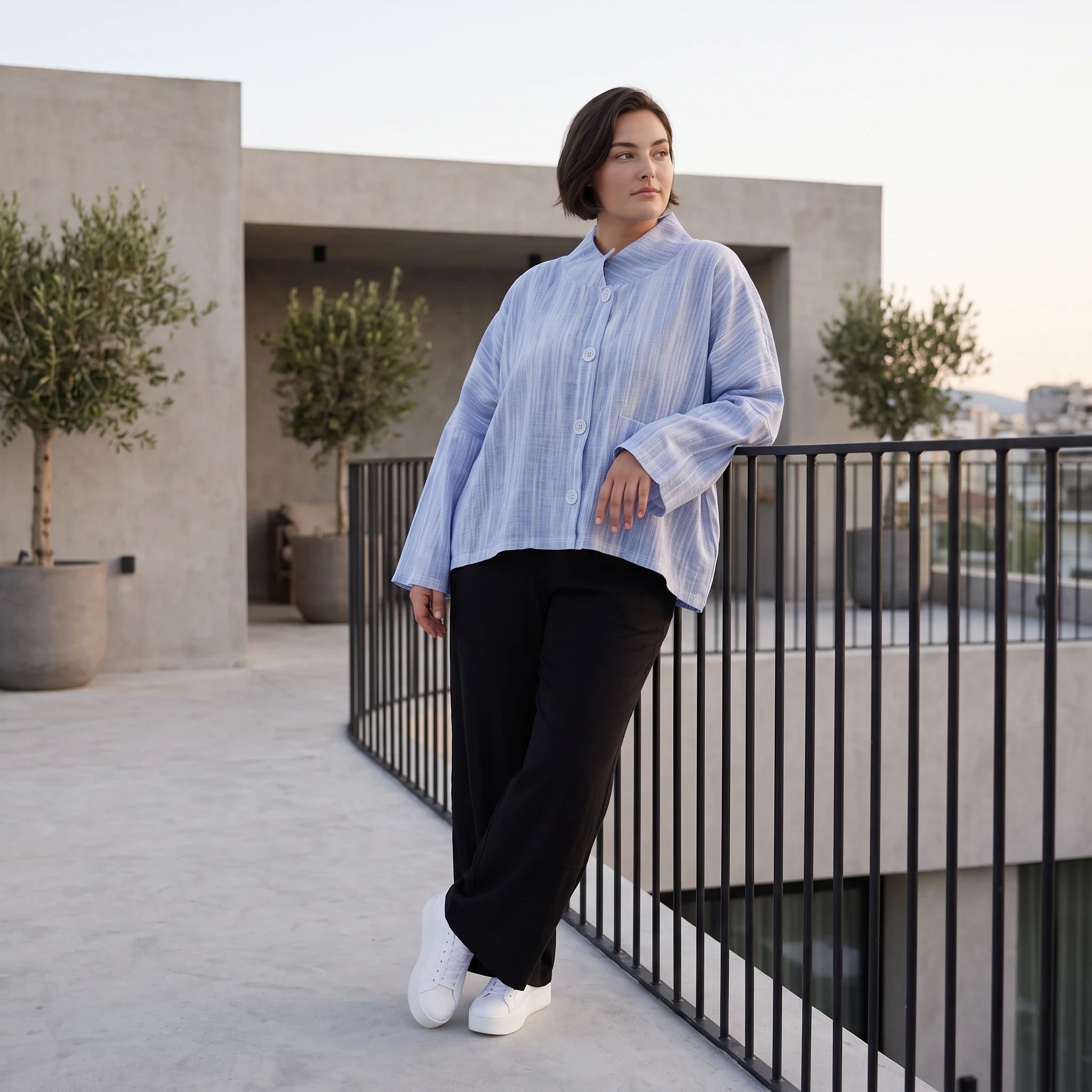 Leichte sommerliche Oversize Jacke in Jeansblau Weiß mit Crash Look für zeitlosen Lagenlook