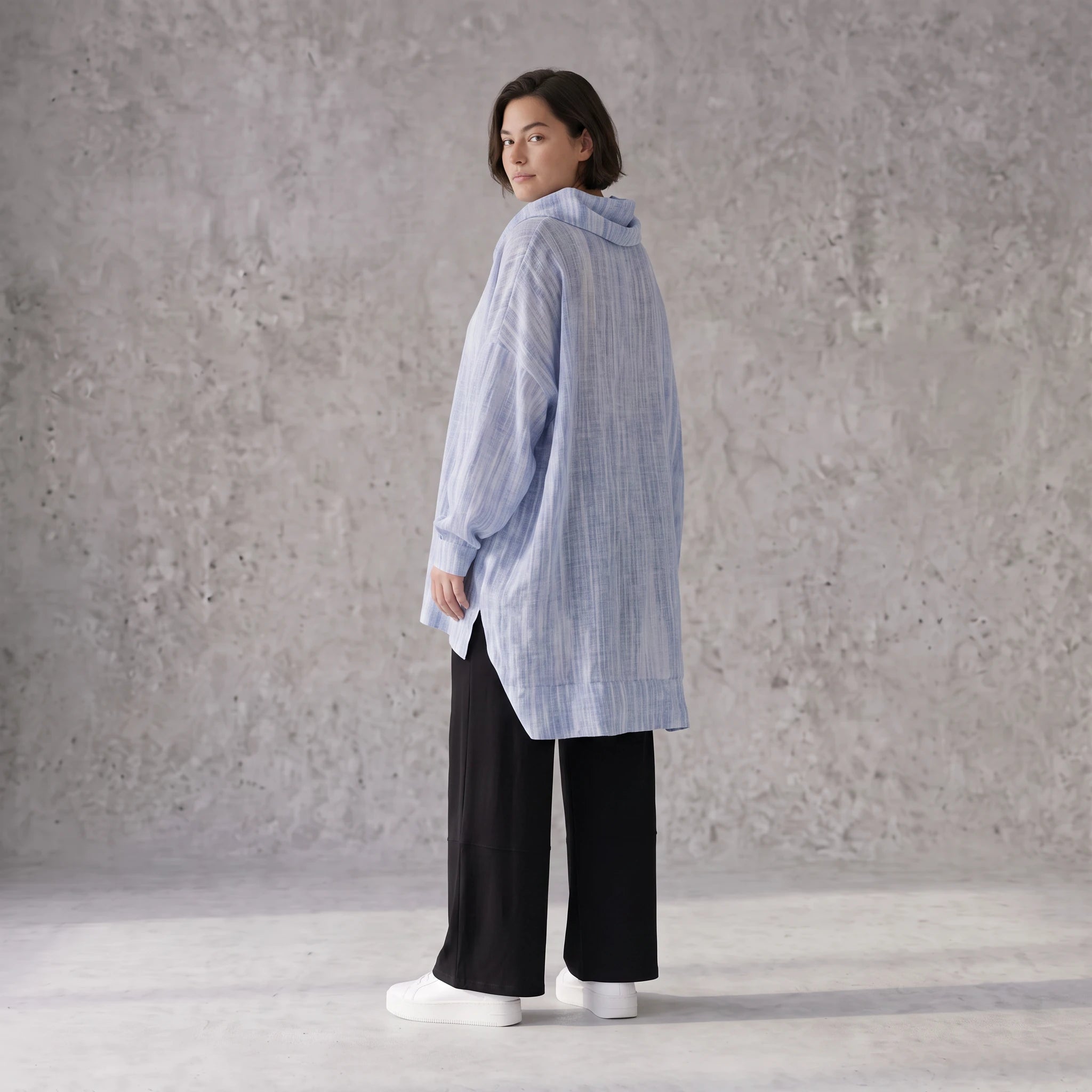 Leichtes Lagenlook Shirt in Jeansblau Weiß mit Crashoptik Oversize asymmetrischem Saum