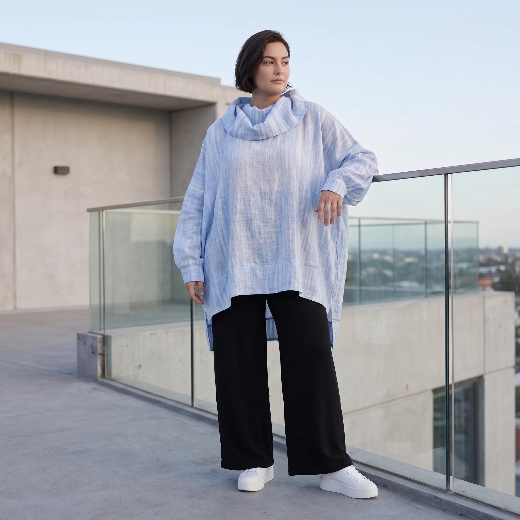 Leichtes Lagenlook Shirt in Jeansblau Weiß mit Crashoptik Oversize asymmetrischem Saum