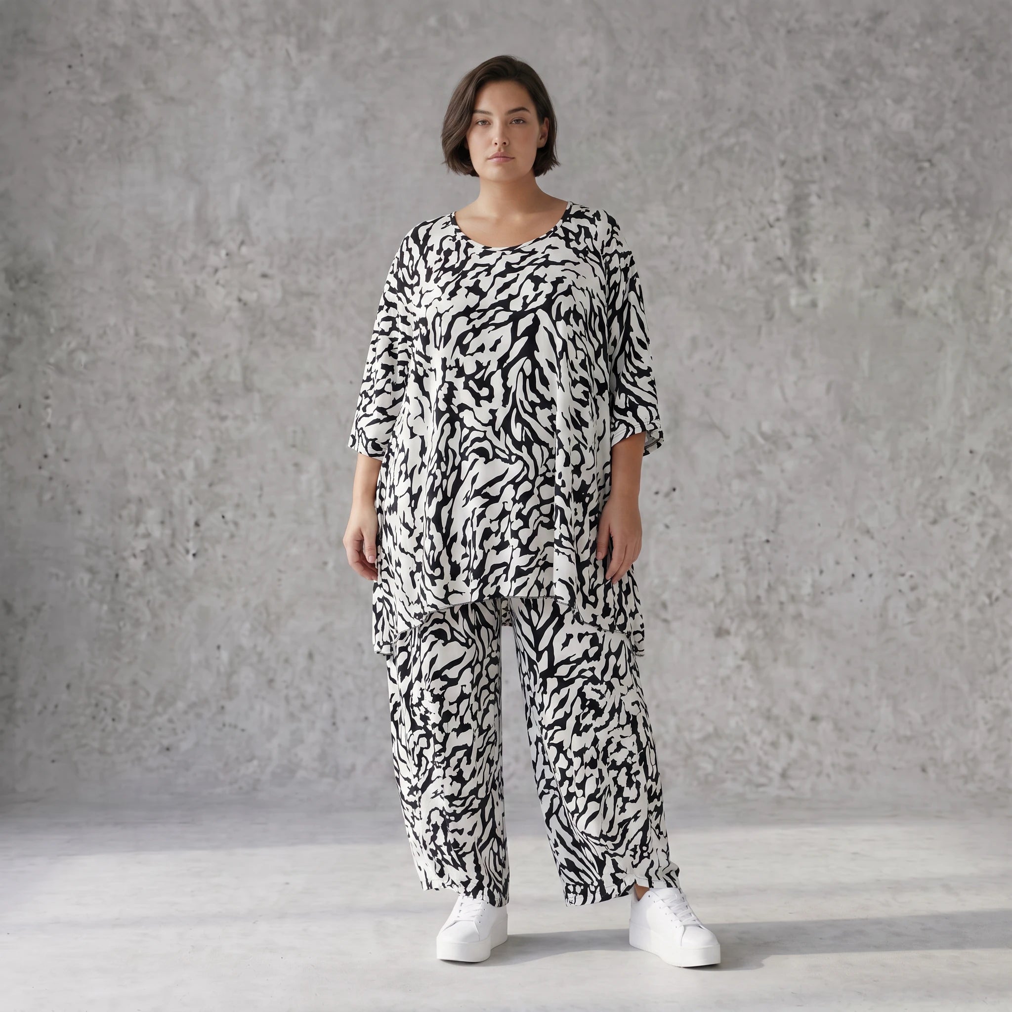 Fliessendes Viskose Shirt im Lagenlook Weiß Schwarz mit legerem Oversize A-Linie zeitlos