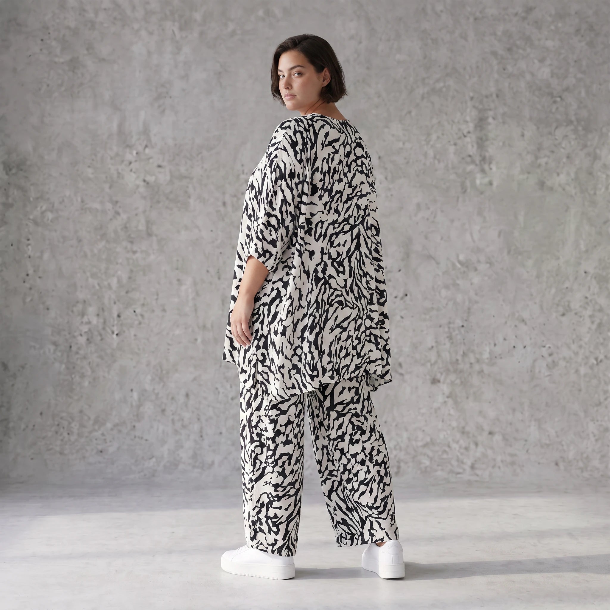 Fliessendes Viskose Shirt im Lagenlook Weiß Schwarz mit legerem Oversize A-Linie zeitlos