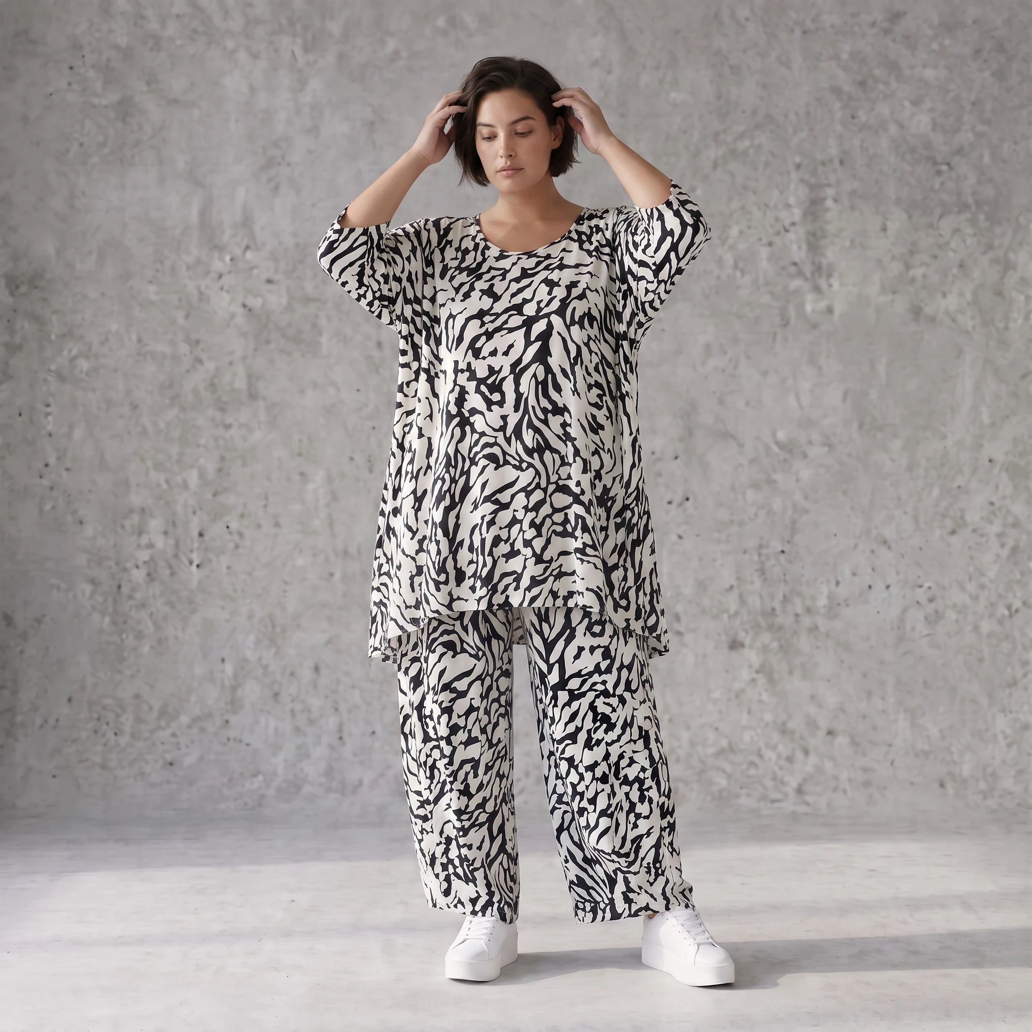 Fliessendes Viskose Shirt im Lagenlook Weiß Schwarz mit legerem Oversize A-Linie zeitlos