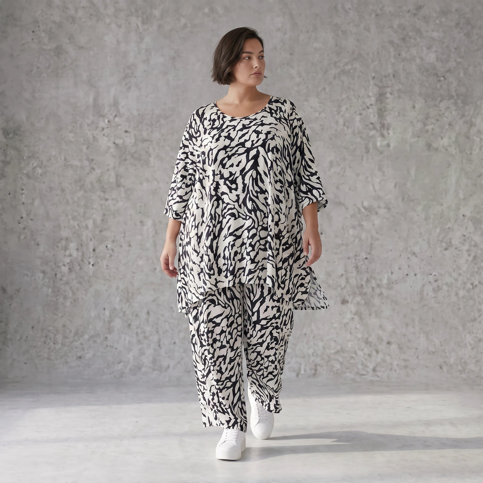 Fliessendes Viskose Shirt im Lagenlook Weiß Schwarz mit legerem Oversize A-Linie zeitlos