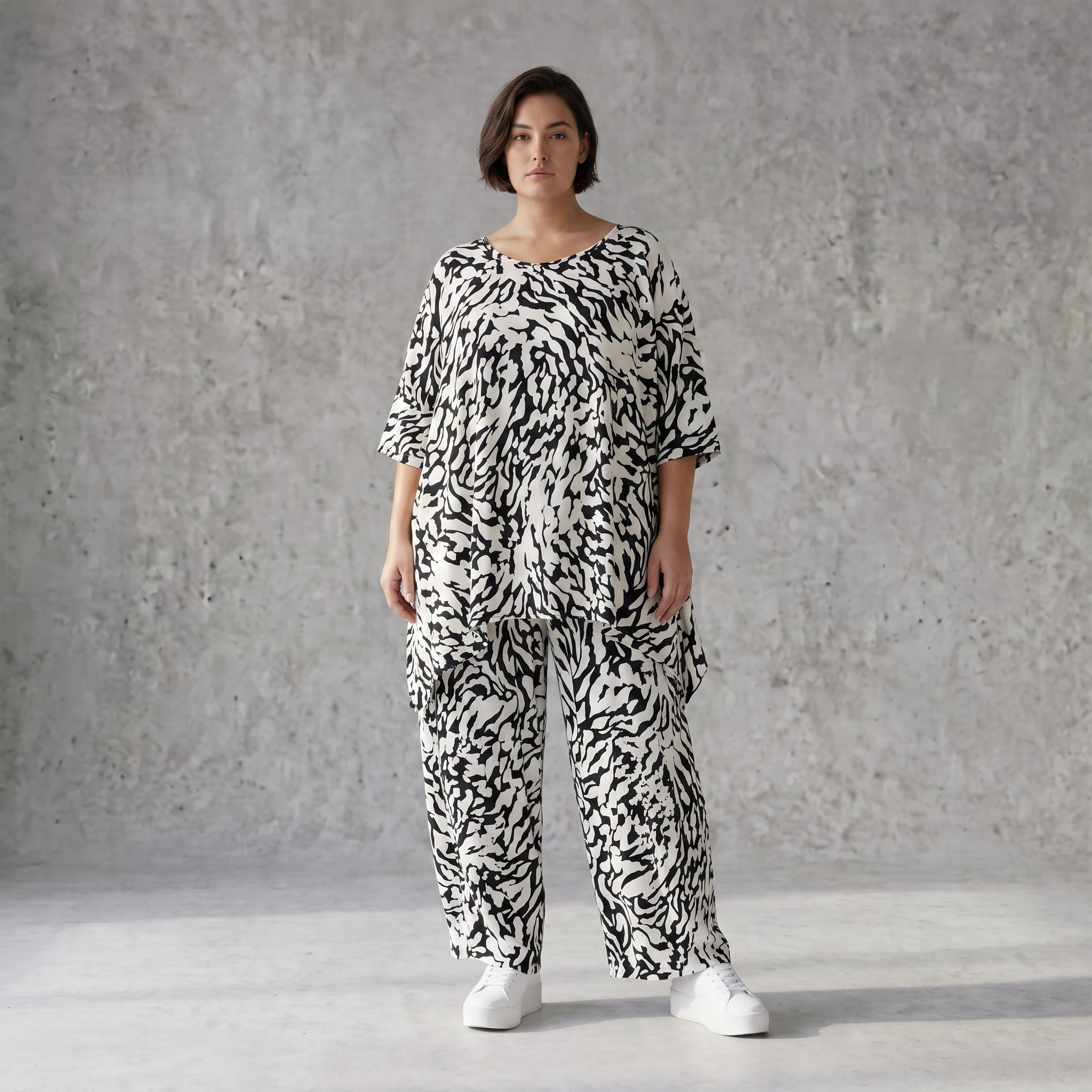 Zeitloses Viskoseshirt in Weiß Schwarz leger Oversize A-Linie Lagenlook leicht fliessend
