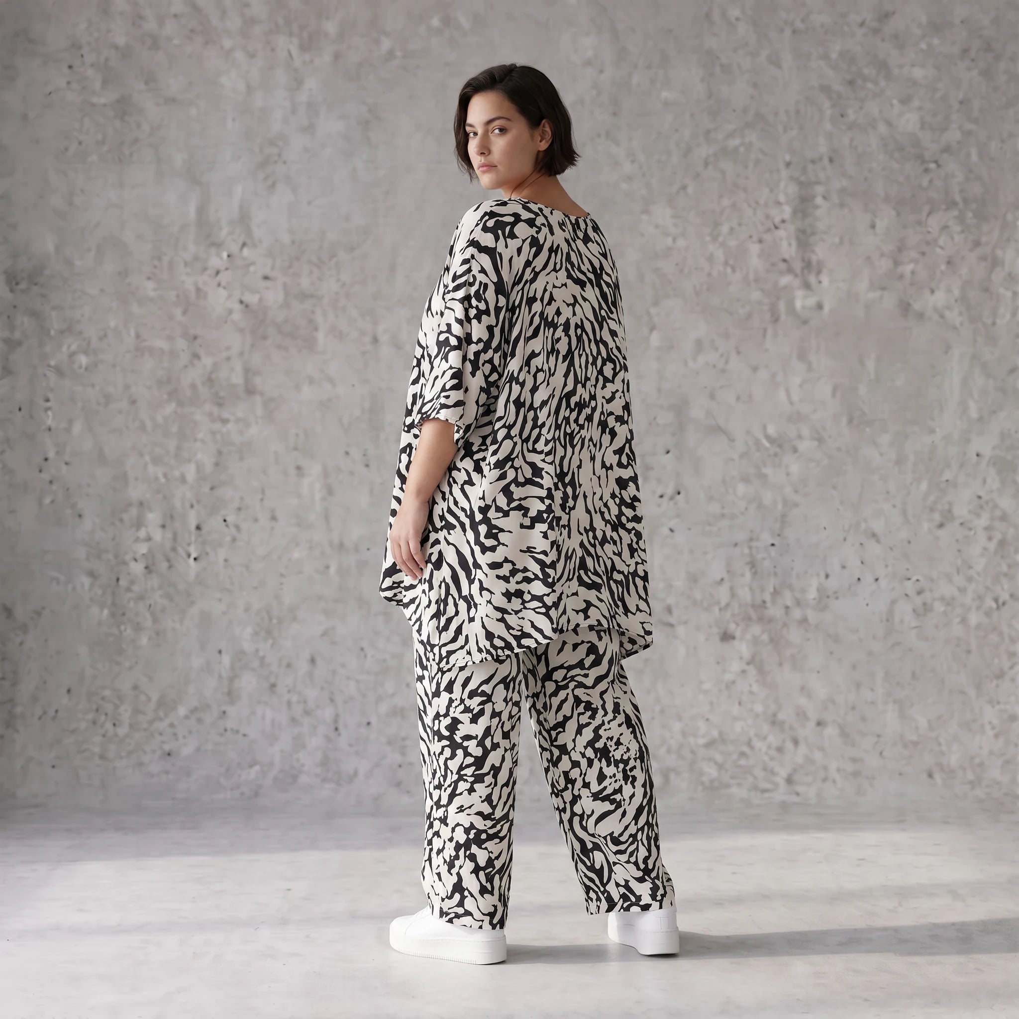 Zeitloses Viskoseshirt in Weiß Schwarz leger Oversize A-Linie Lagenlook leicht fliessend